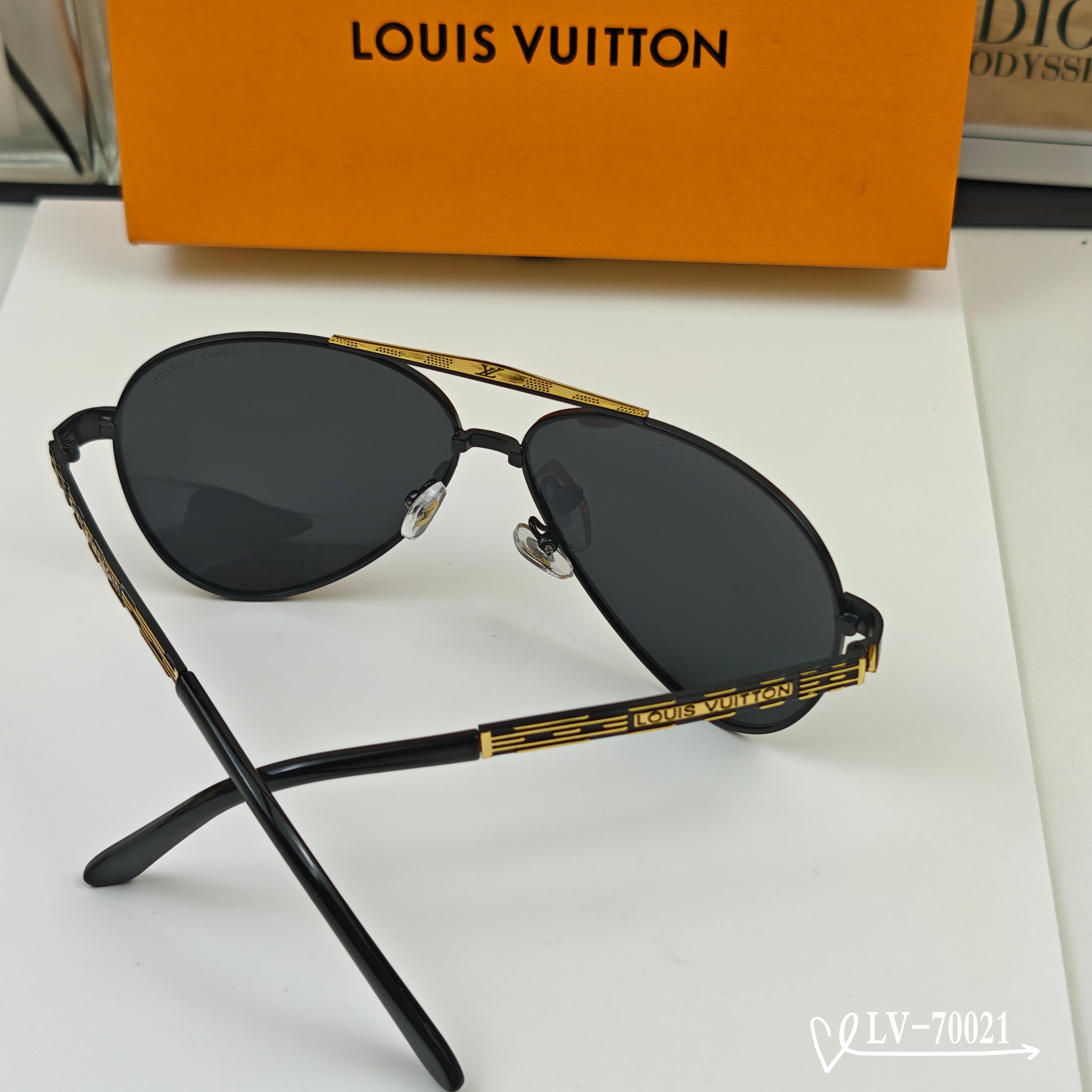 👓.【LV-路易威登】 🕶️.【宝丽来树脂偏光镜片】 ⭐️.【金属镜架轻便佩戴舒适】 🌟.【size 5