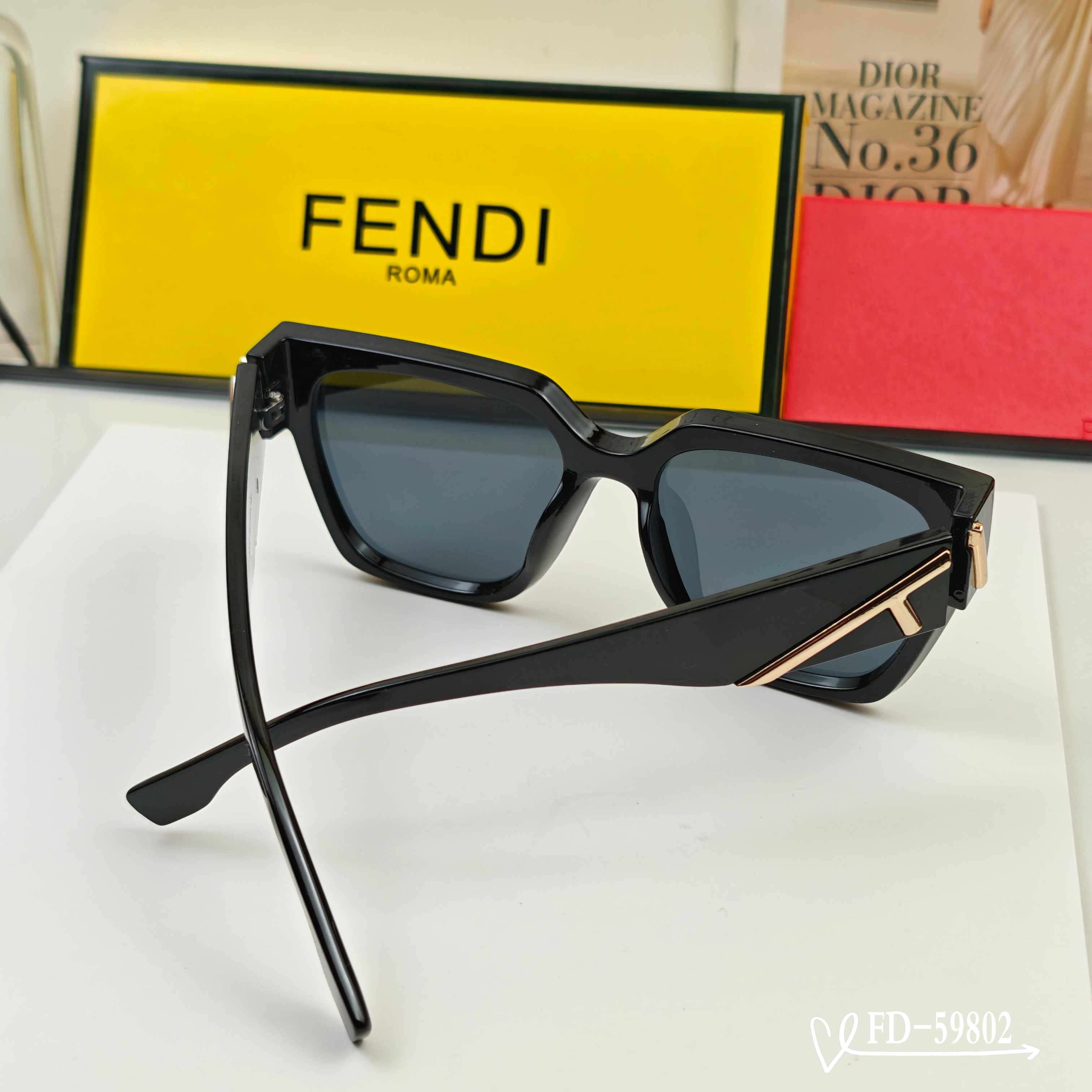 👓.【意大利芬迪-FENDI】 🕶.【宝丽来树脂偏光镜片】 ⭐️ .【TR90镜架轻便佩戴舒适】 🌟 .