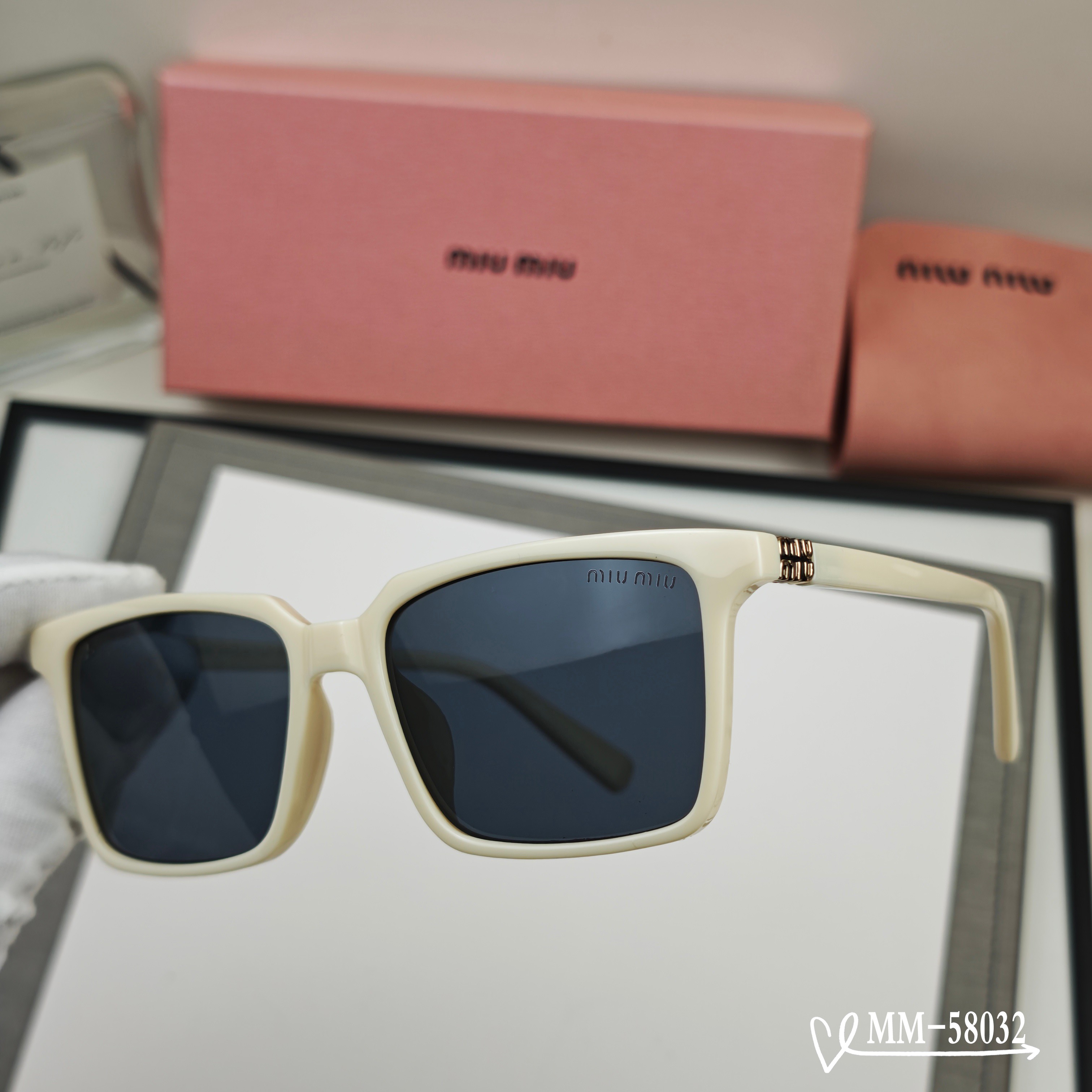 👓.【意大利谬谬-miumiu】 🕶.【宝丽来树脂偏光镜片】 ⭐️.【TR90镜架轻便佩戴舒适】 🌟.【