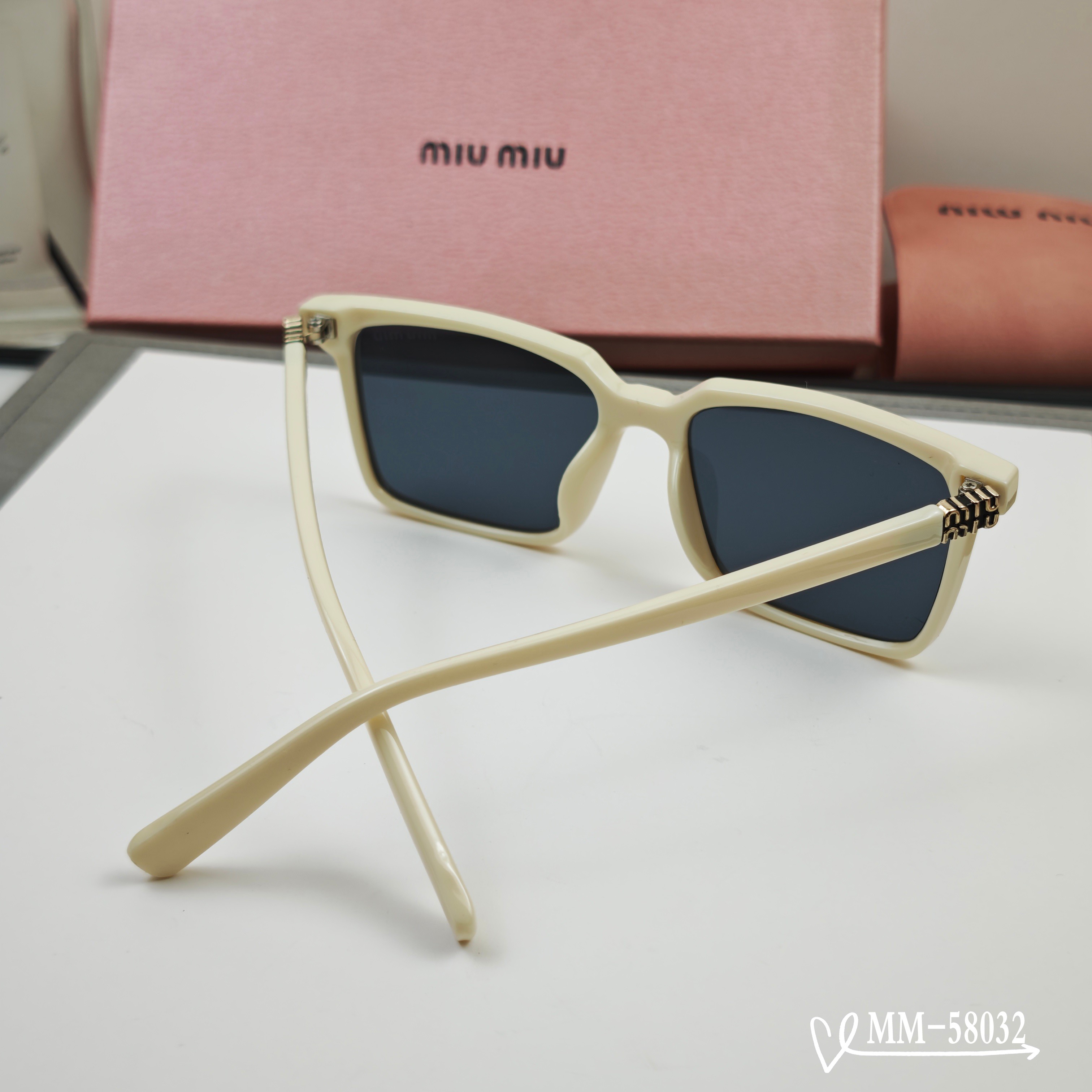 👓.【意大利谬谬-miumiu】 🕶.【宝丽来树脂偏光镜片】 ⭐️.【TR90镜架轻便佩戴舒适】 🌟.【