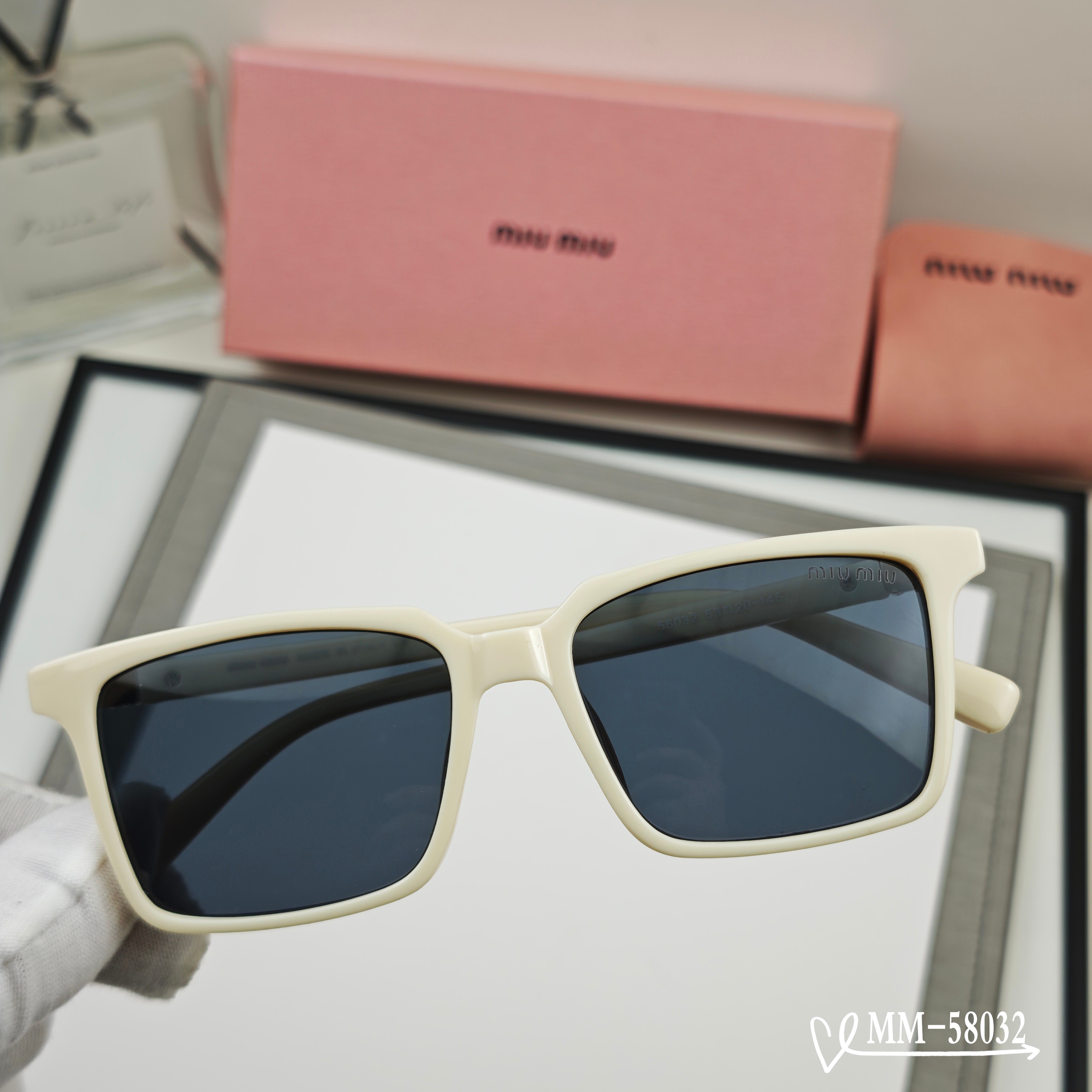 👓.【意大利谬谬-miumiu】 🕶.【宝丽来树脂偏光镜片】 ⭐️.【TR90镜架轻便佩戴舒适】 🌟.【