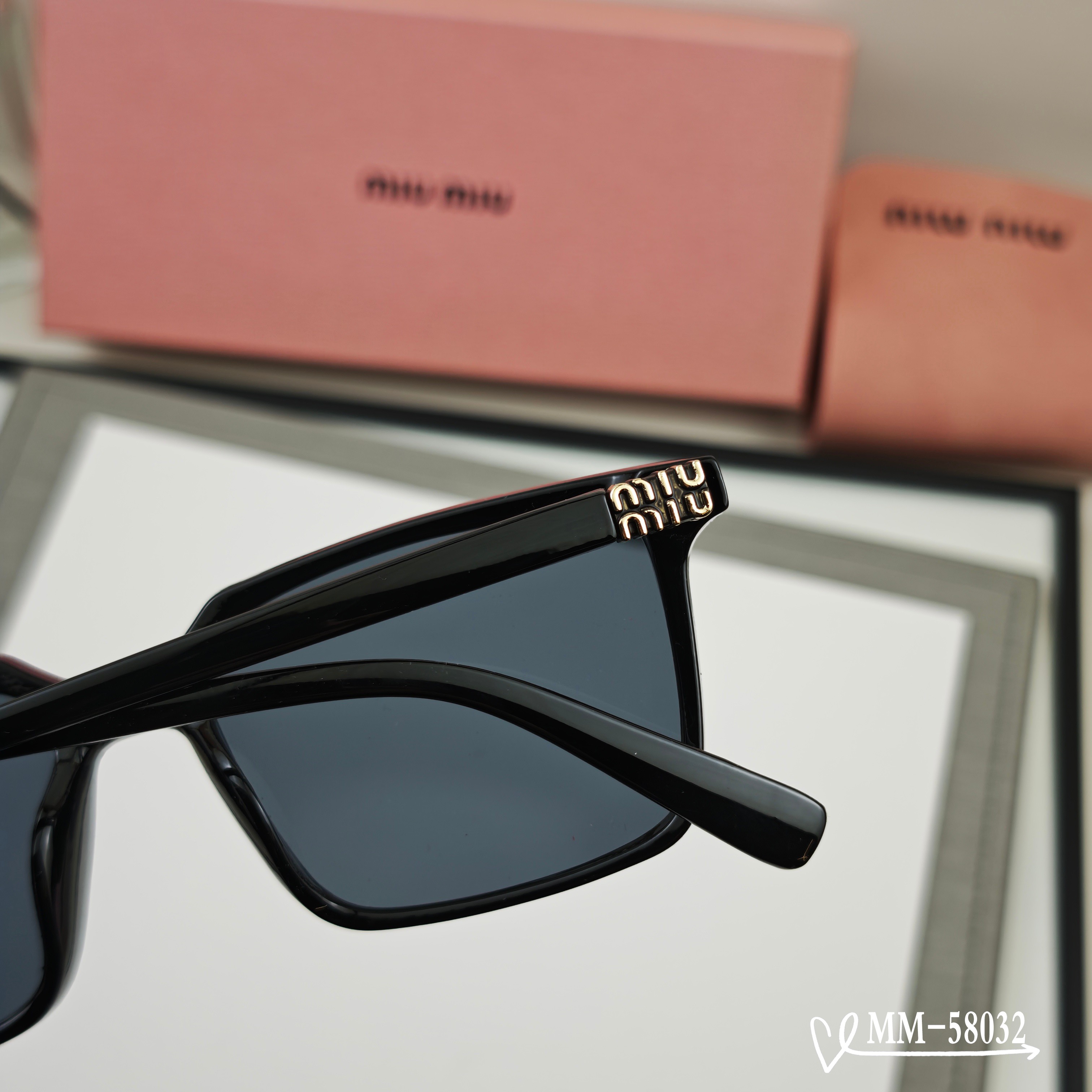 👓.【意大利谬谬-miumiu】 🕶.【宝丽来树脂偏光镜片】 ⭐️.【TR90镜架轻便佩戴舒适】 🌟.【