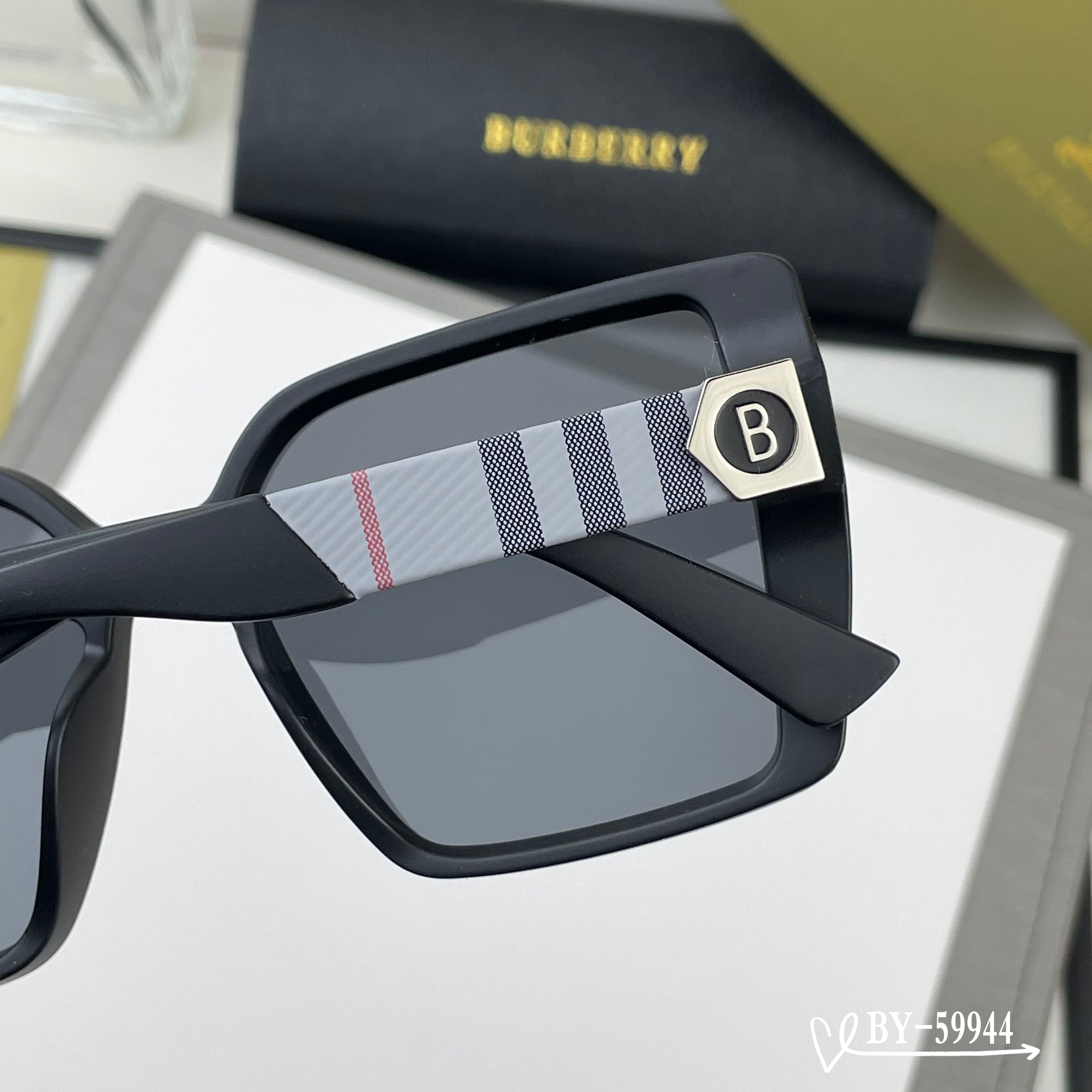 👓.【Burberry-巴宝莉】 🕶.【宝丽来树脂偏光镜片】 ⭐️ .【TR镜架轻便佩戴舒适】 🌟 .【