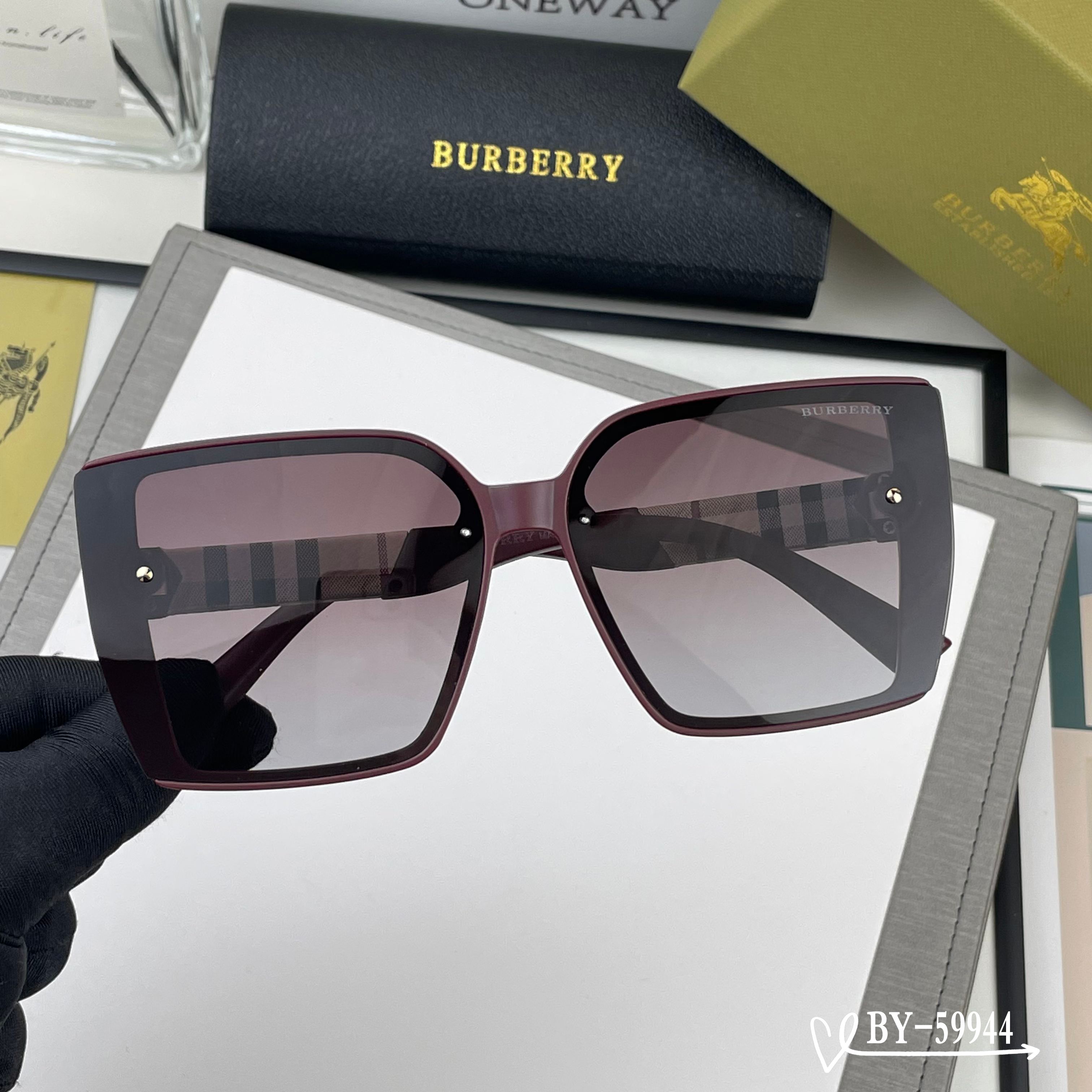 👓.【Burberry-巴宝莉】 🕶.【宝丽来树脂偏光镜片】 ⭐️ .【TR镜架轻便佩戴舒适】 🌟 .【