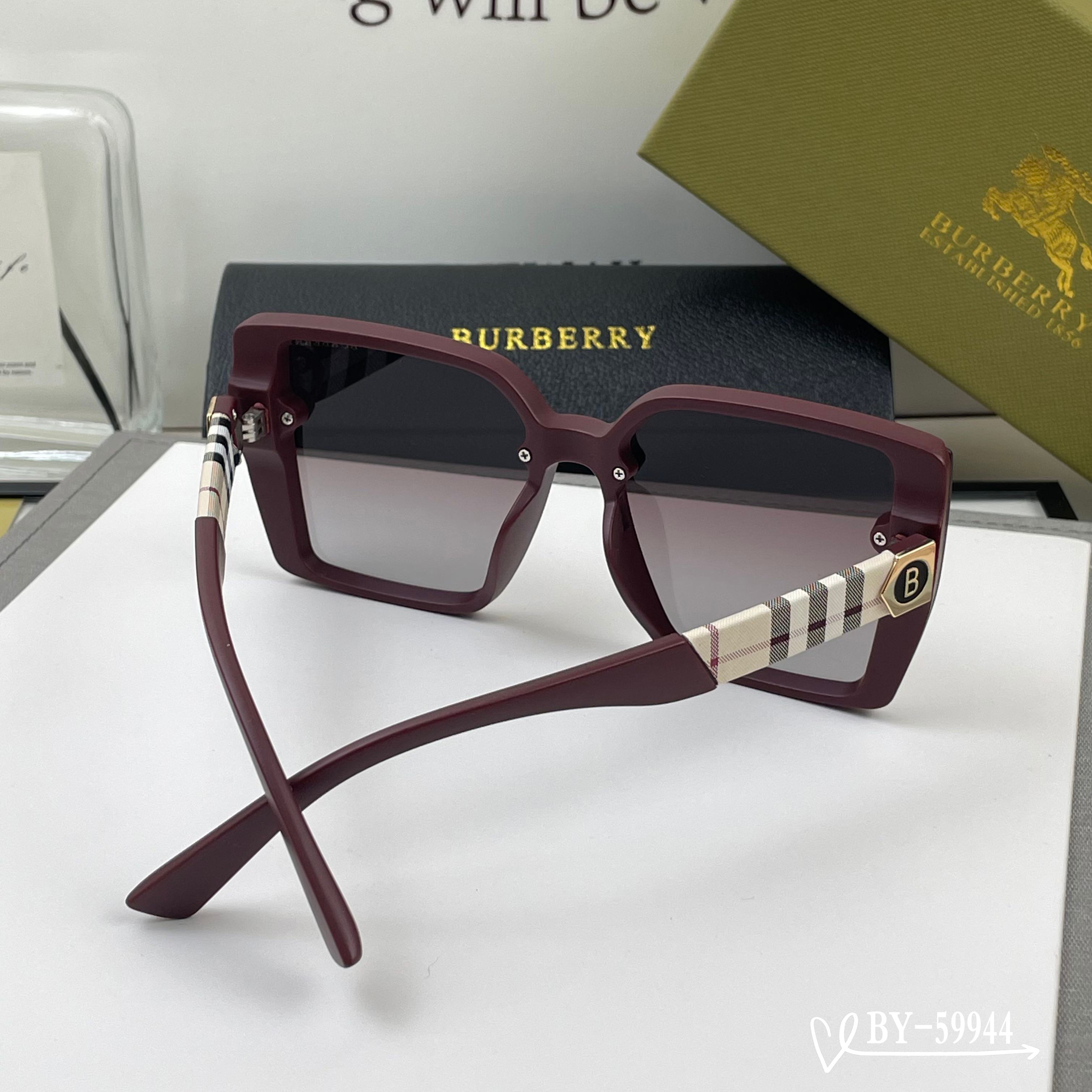 👓.【Burberry-巴宝莉】 🕶.【宝丽来树脂偏光镜片】 ⭐️ .【TR镜架轻便佩戴舒适】 🌟 .【