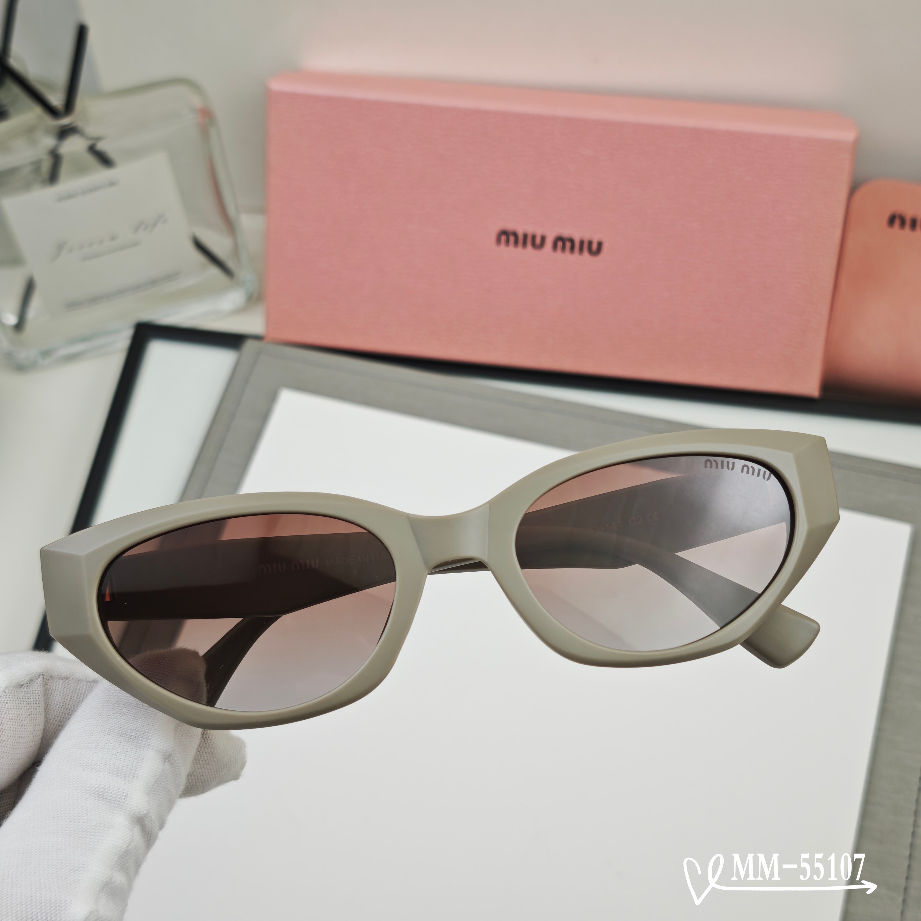 👓.【意大利谬谬-miumiu】 🕶.【宝丽来树脂偏光镜片】 ⭐️.【TR90镜架轻便佩戴舒适】 🌟.【