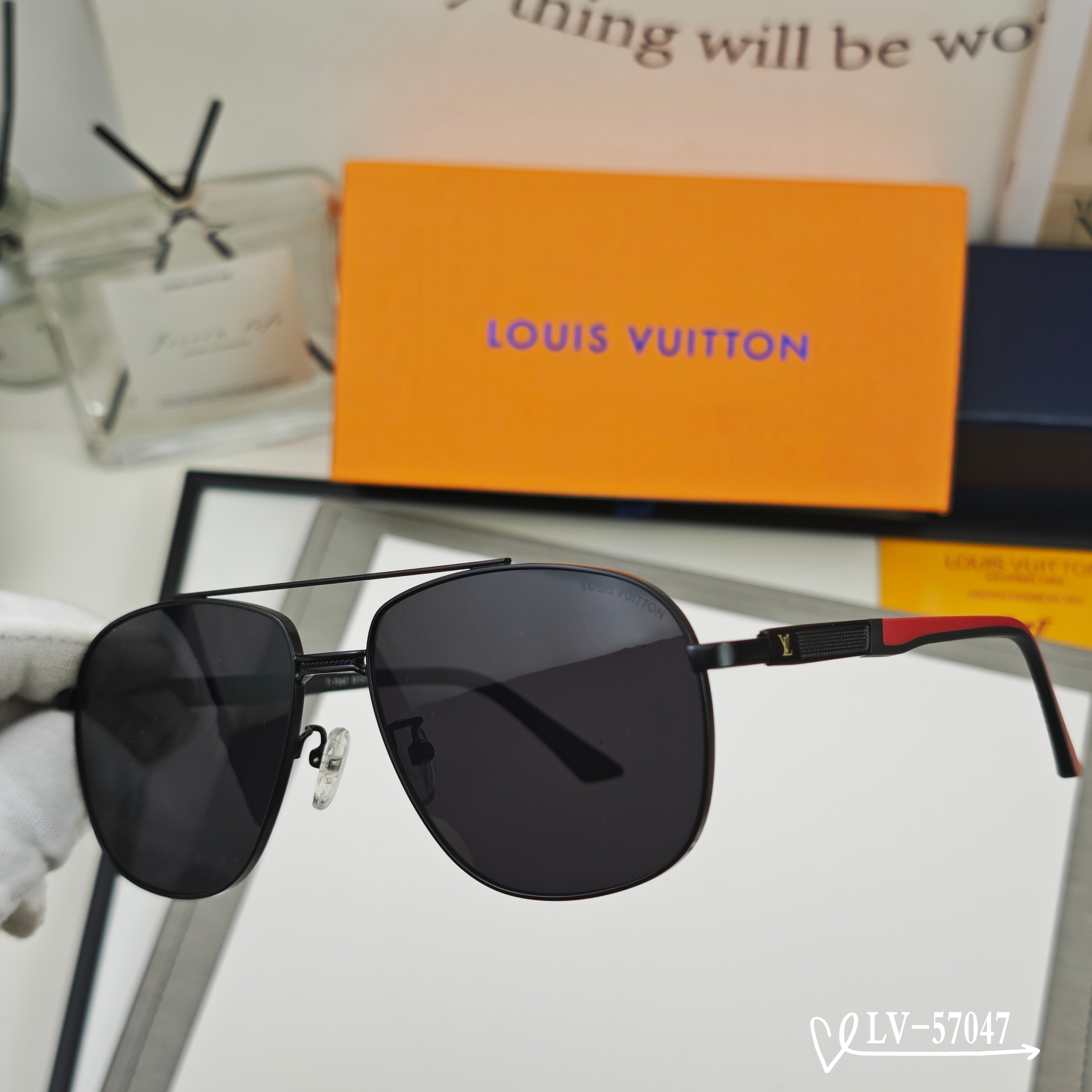 👓.【LV-路易威登】 🕶️.【宝丽来树脂偏光镜片】 ⭐️.【金属镜架轻便佩戴舒适】 🌟.【size 5