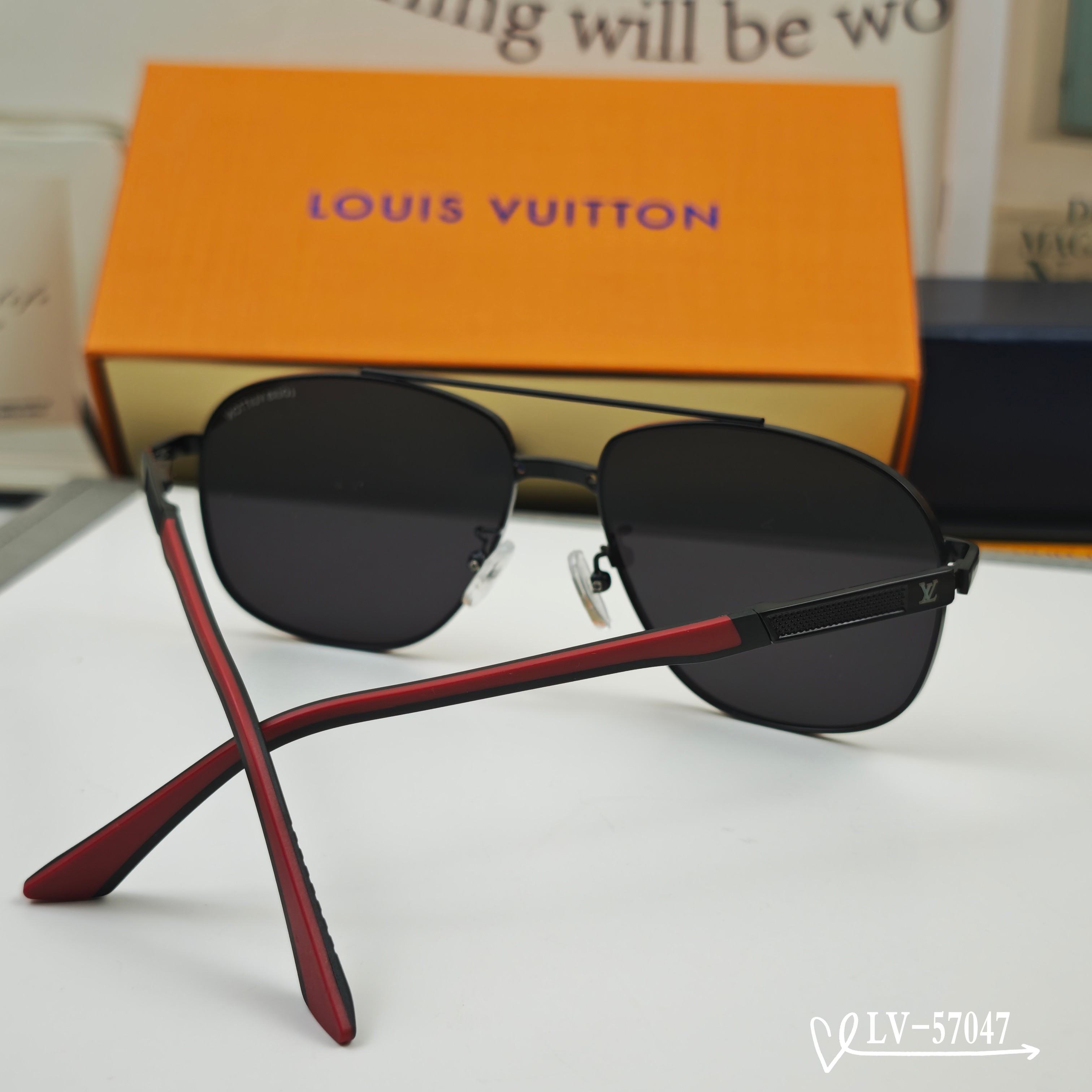 👓.【LV-路易威登】 🕶️.【宝丽来树脂偏光镜片】 ⭐️.【金属镜架轻便佩戴舒适】 🌟.【size 5