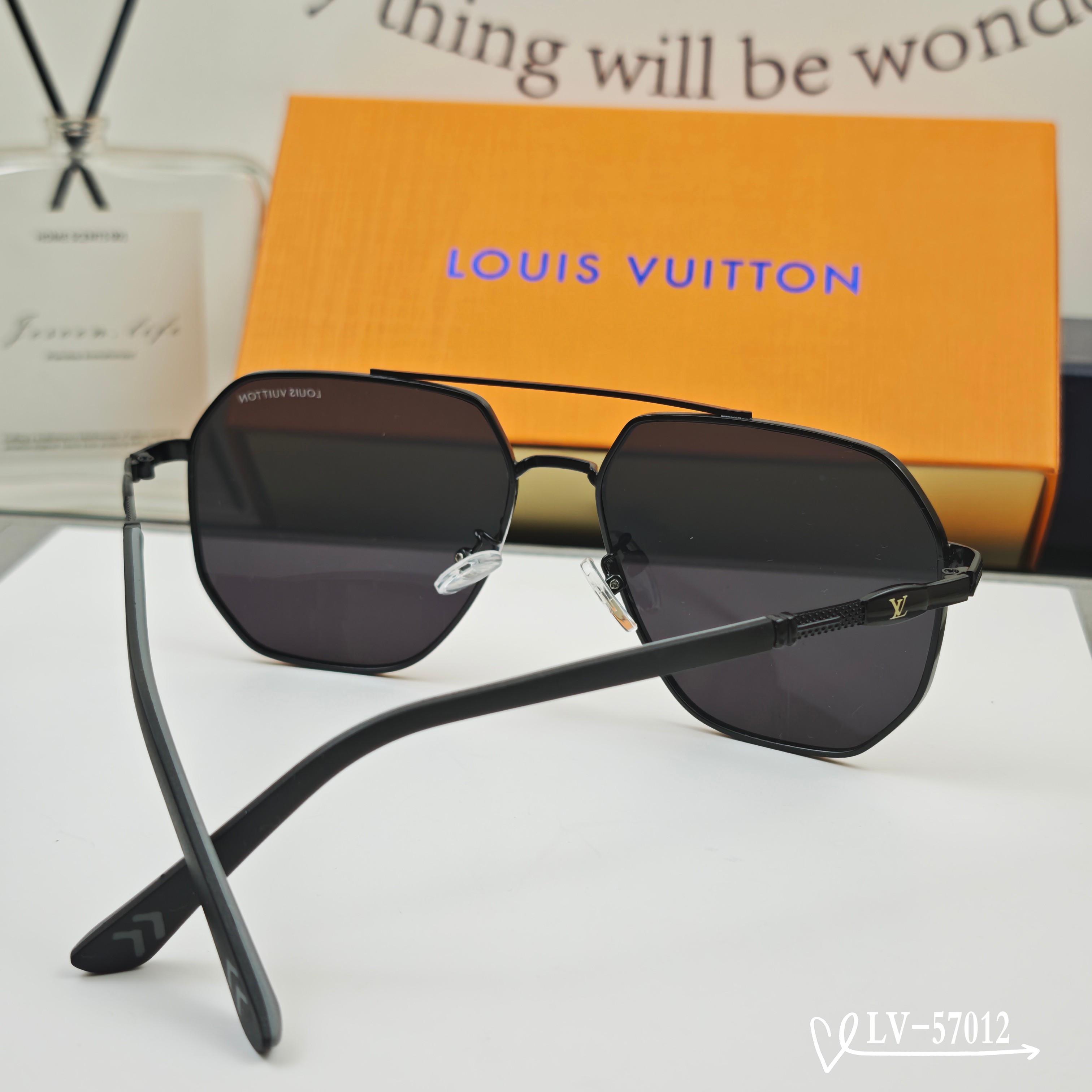 👓.【LV-路易威登】 🕶️.【宝丽来树脂偏光镜片】 ⭐️.【金属镜架轻便佩戴舒适】 🌟.【size 5