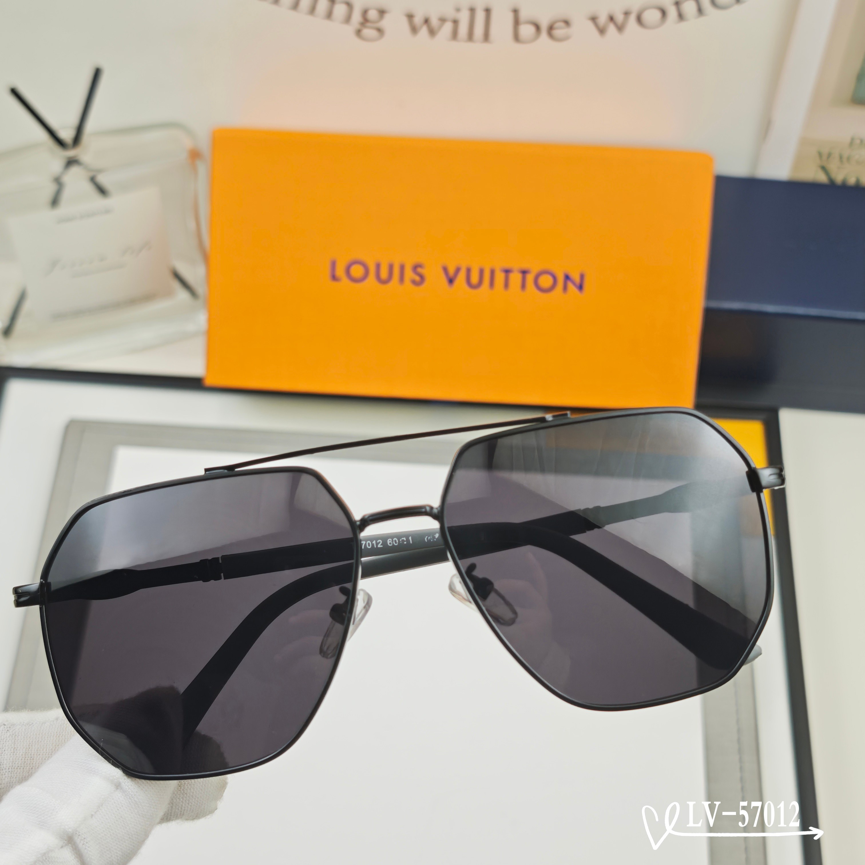 👓.【LV-路易威登】 🕶️.【宝丽来树脂偏光镜片】 ⭐️.【金属镜架轻便佩戴舒适】 🌟.【size 5