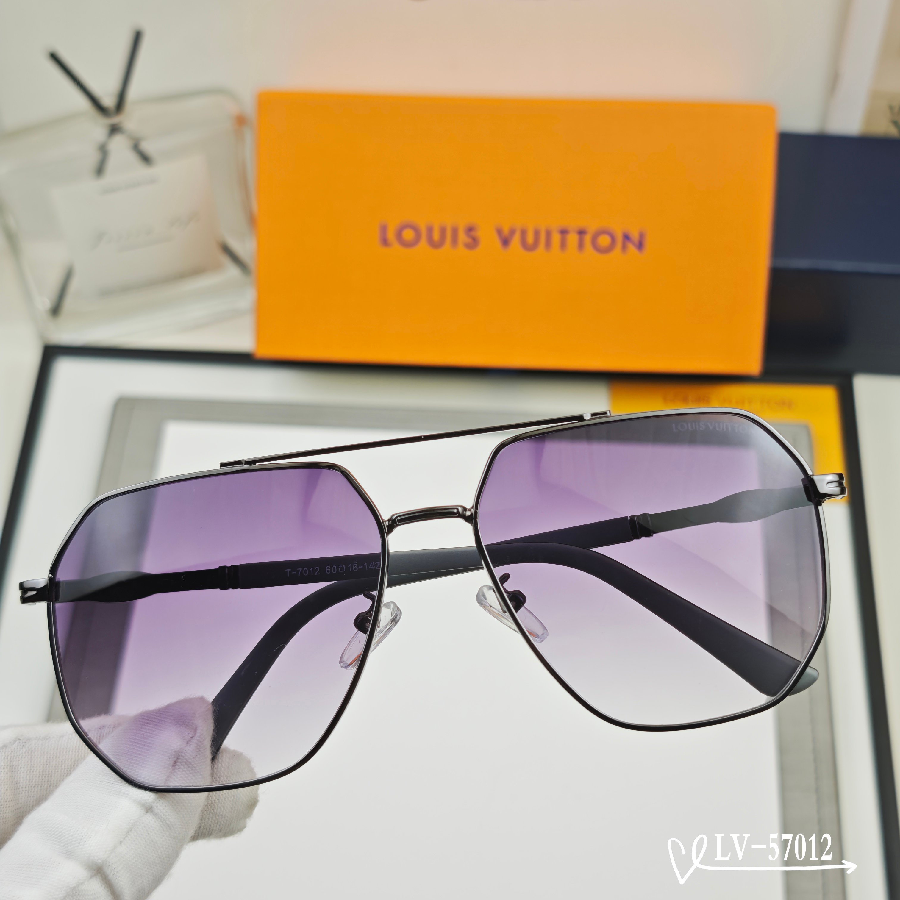 👓.【LV-路易威登】 🕶️.【宝丽来树脂偏光镜片】 ⭐️.【金属镜架轻便佩戴舒适】 🌟.【size 5