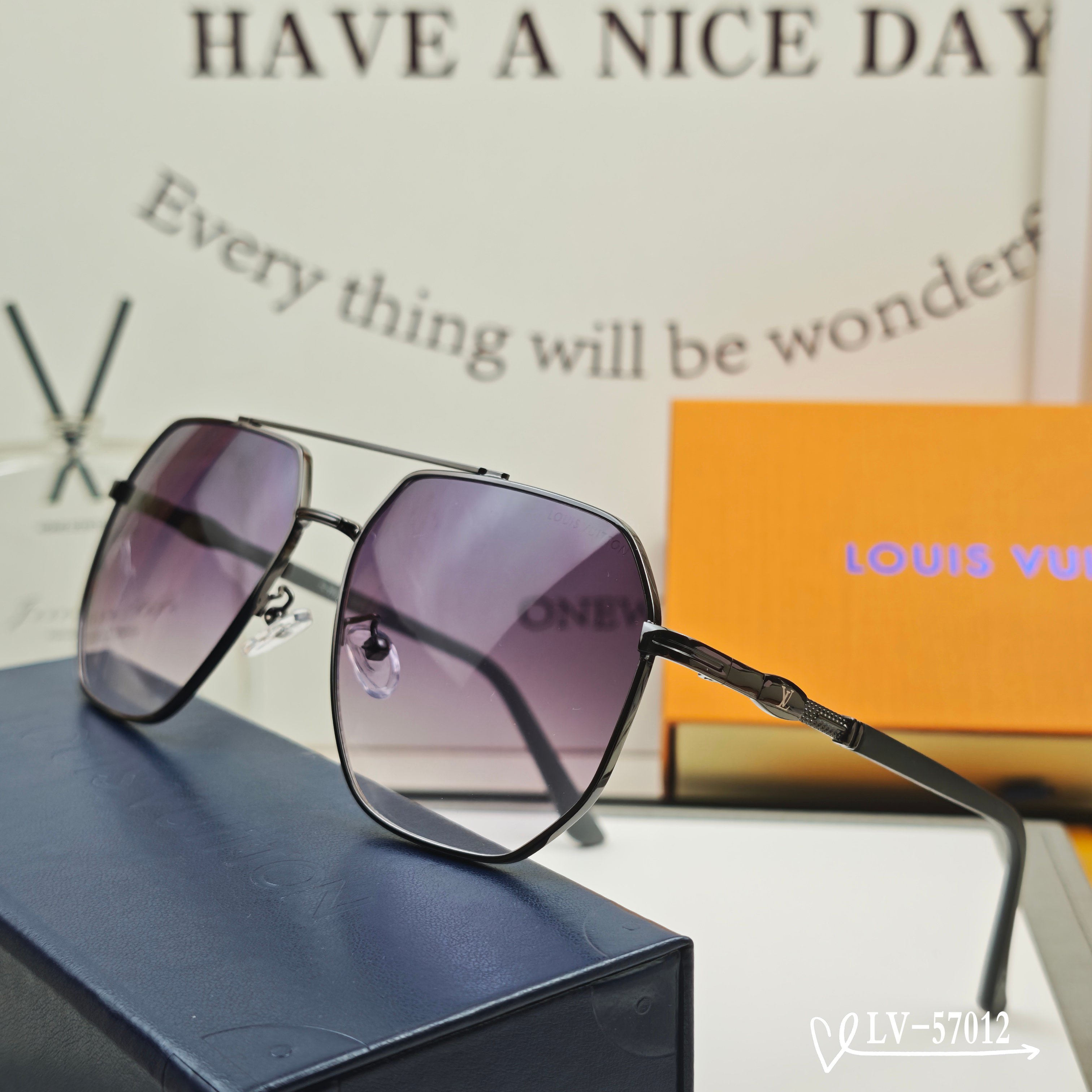 👓.【LV-路易威登】 🕶️.【宝丽来树脂偏光镜片】 ⭐️.【金属镜架轻便佩戴舒适】 🌟.【size 5