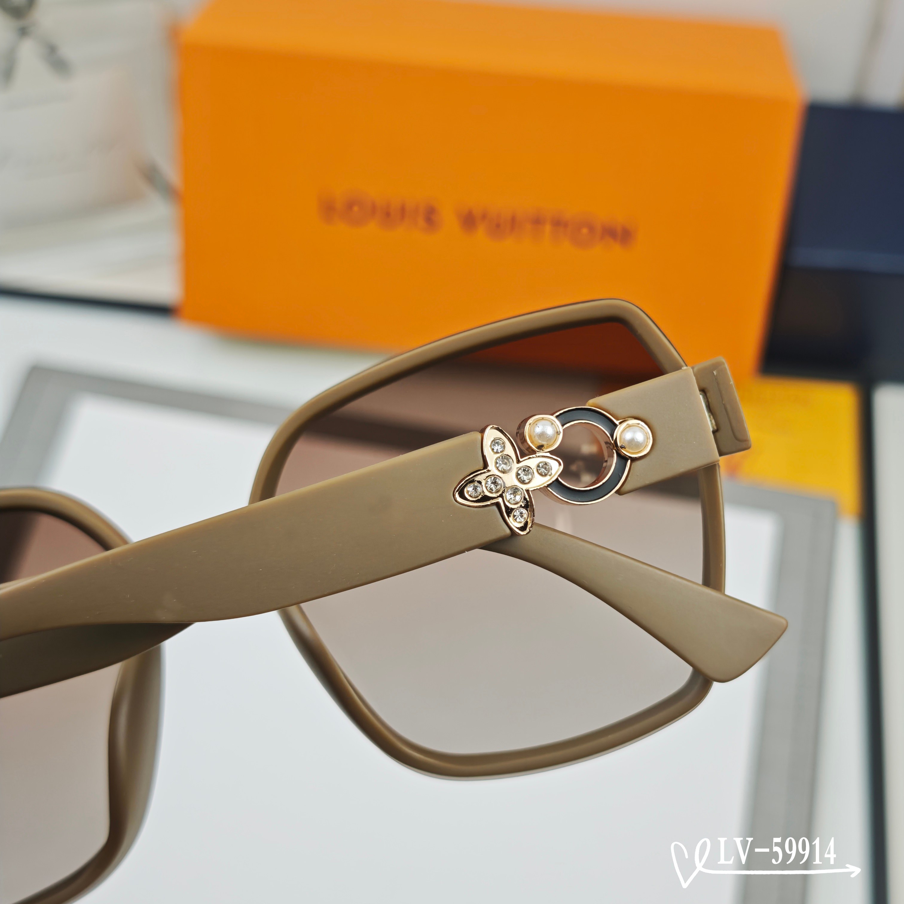 👓.【路易威登-LV】 🕶.【宝丽来树脂镜片】 ⭐️.【TR镜架轻便佩戴舒适】 🌟.【size：65-1