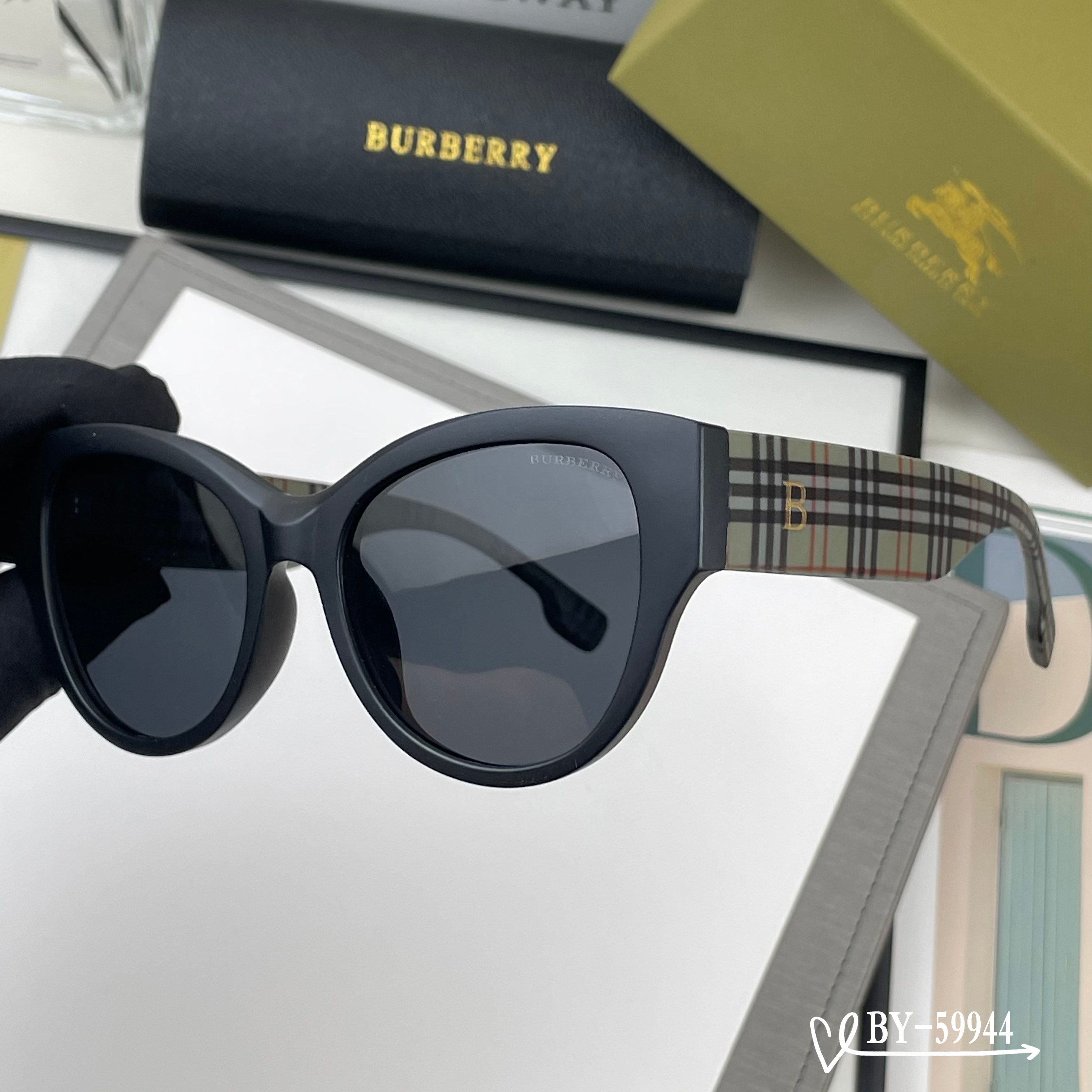 👓.【Burberry-巴宝莉】 🕶.【宝丽来树脂偏光镜片】 ⭐️ .【TR镜架轻便佩戴舒适】 🌟 .【