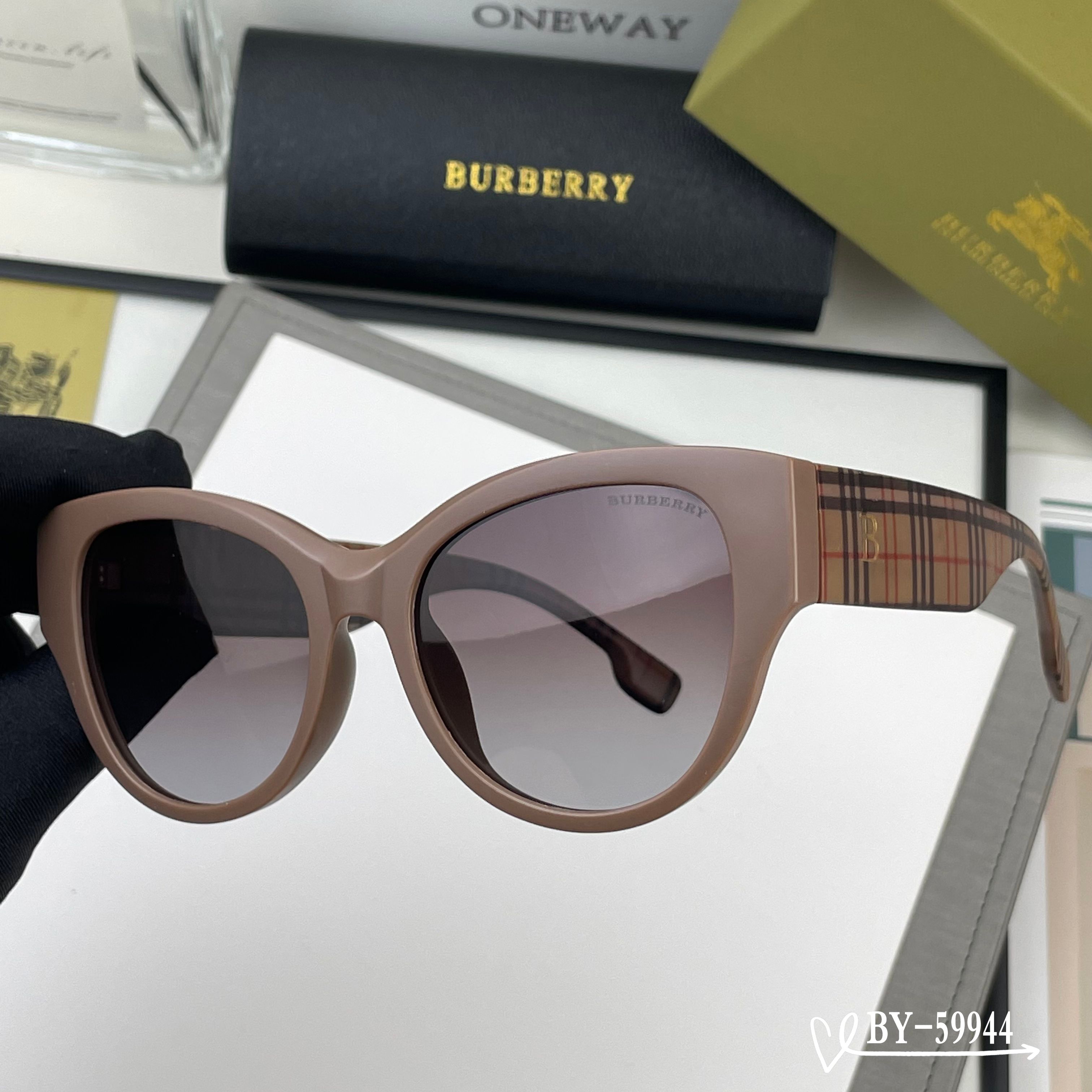 👓.【Burberry-巴宝莉】 🕶.【宝丽来树脂偏光镜片】 ⭐️ .【TR镜架轻便佩戴舒适】 🌟 .【