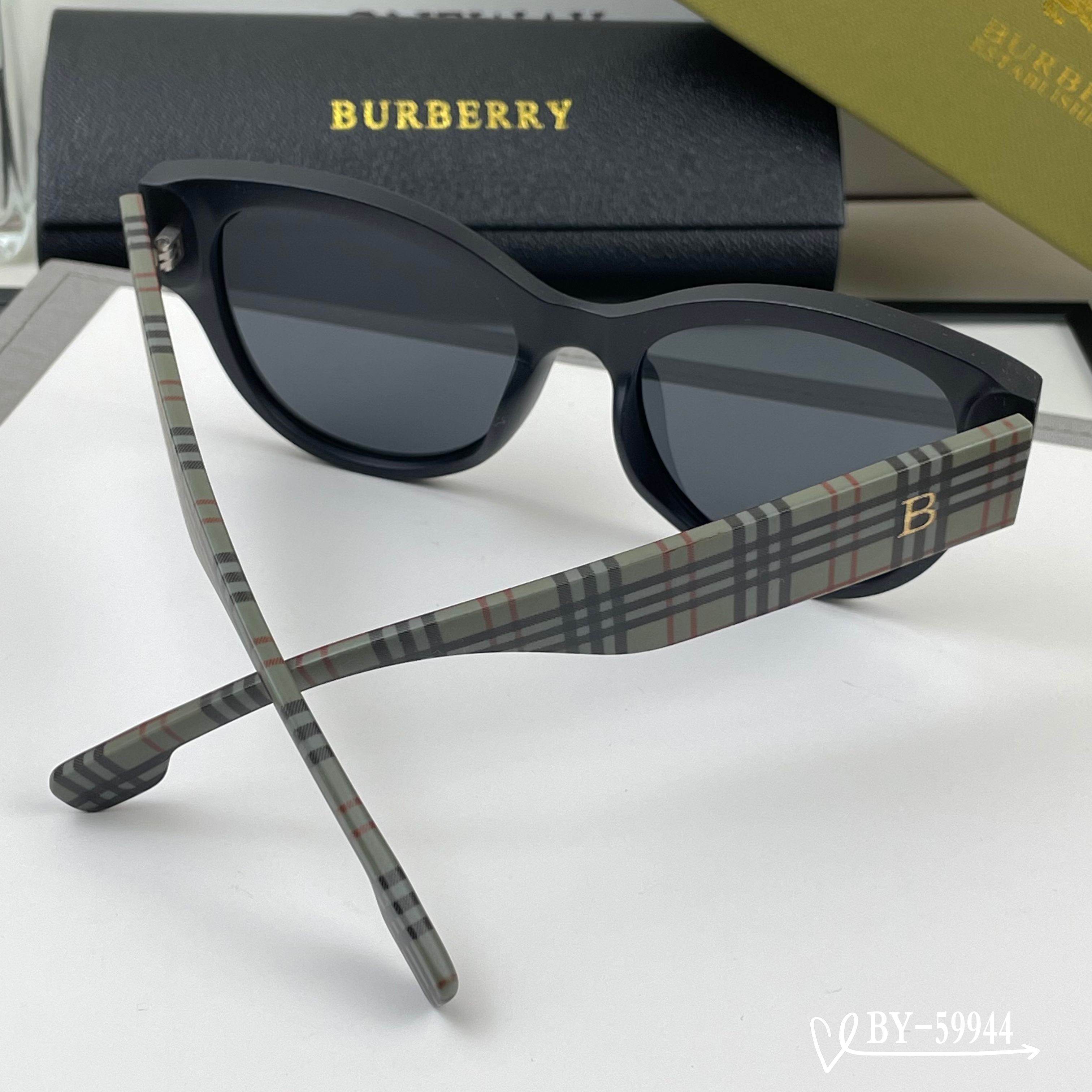 👓.【Burberry-巴宝莉】 🕶.【宝丽来树脂偏光镜片】 ⭐️ .【TR镜架轻便佩戴舒适】 🌟 .【