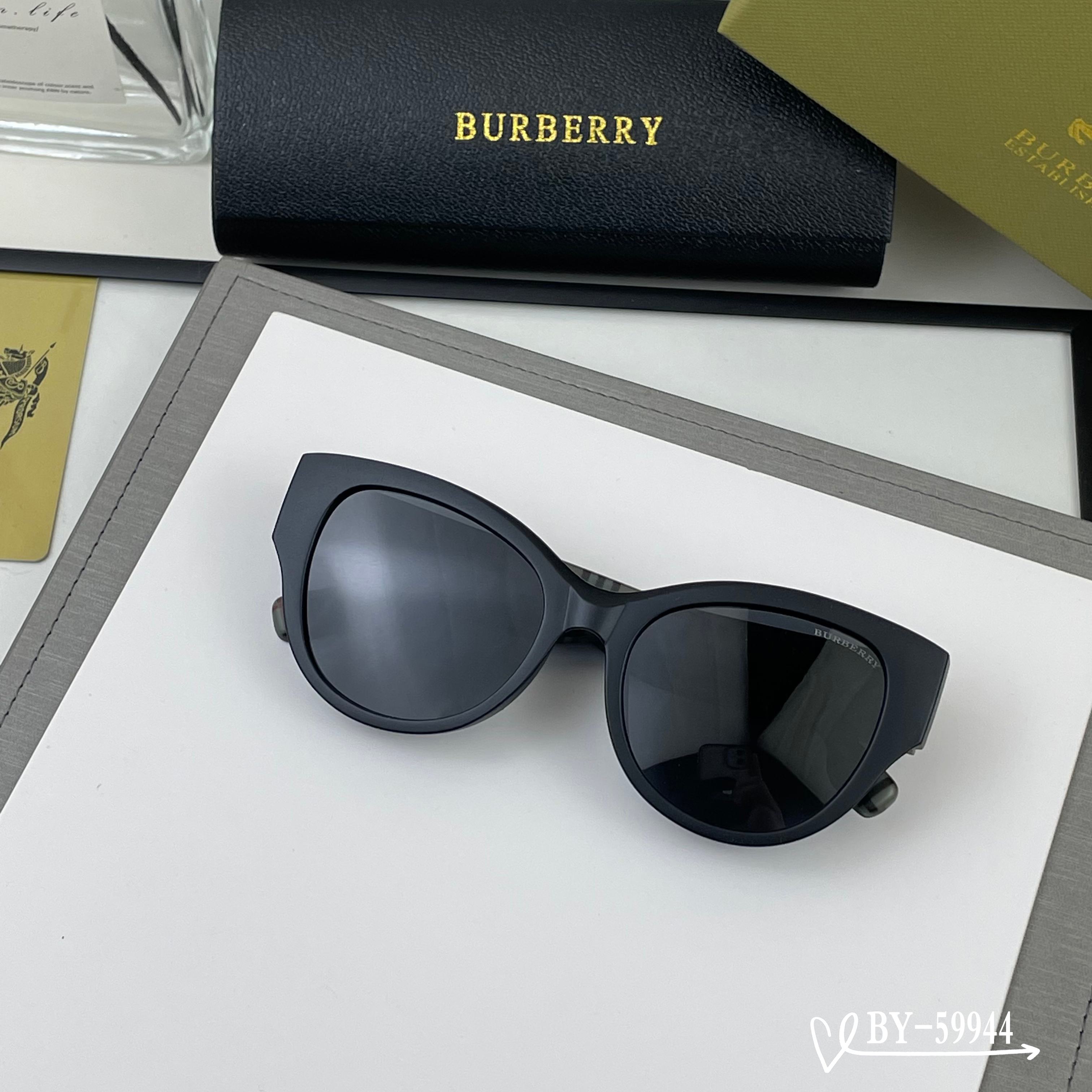 👓.【Burberry-巴宝莉】 🕶.【宝丽来树脂偏光镜片】 ⭐️ .【TR镜架轻便佩戴舒适】 🌟 .【
