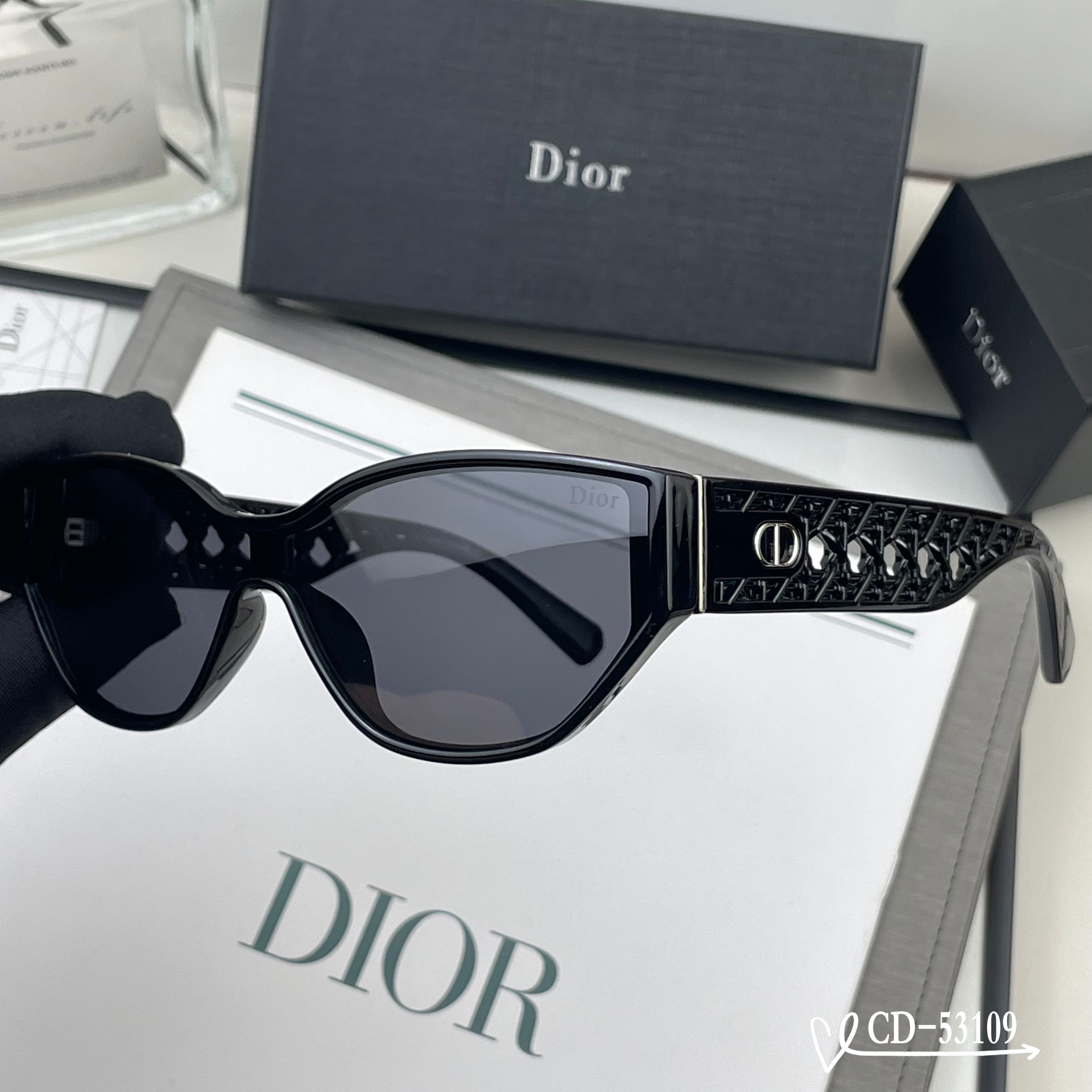 👓.【法国迪奥-DIOR】 🕶️.【宝丽来树脂偏光镜片】 ⭐️.【TR90镜架轻便佩戴舒适】 🌟.【si