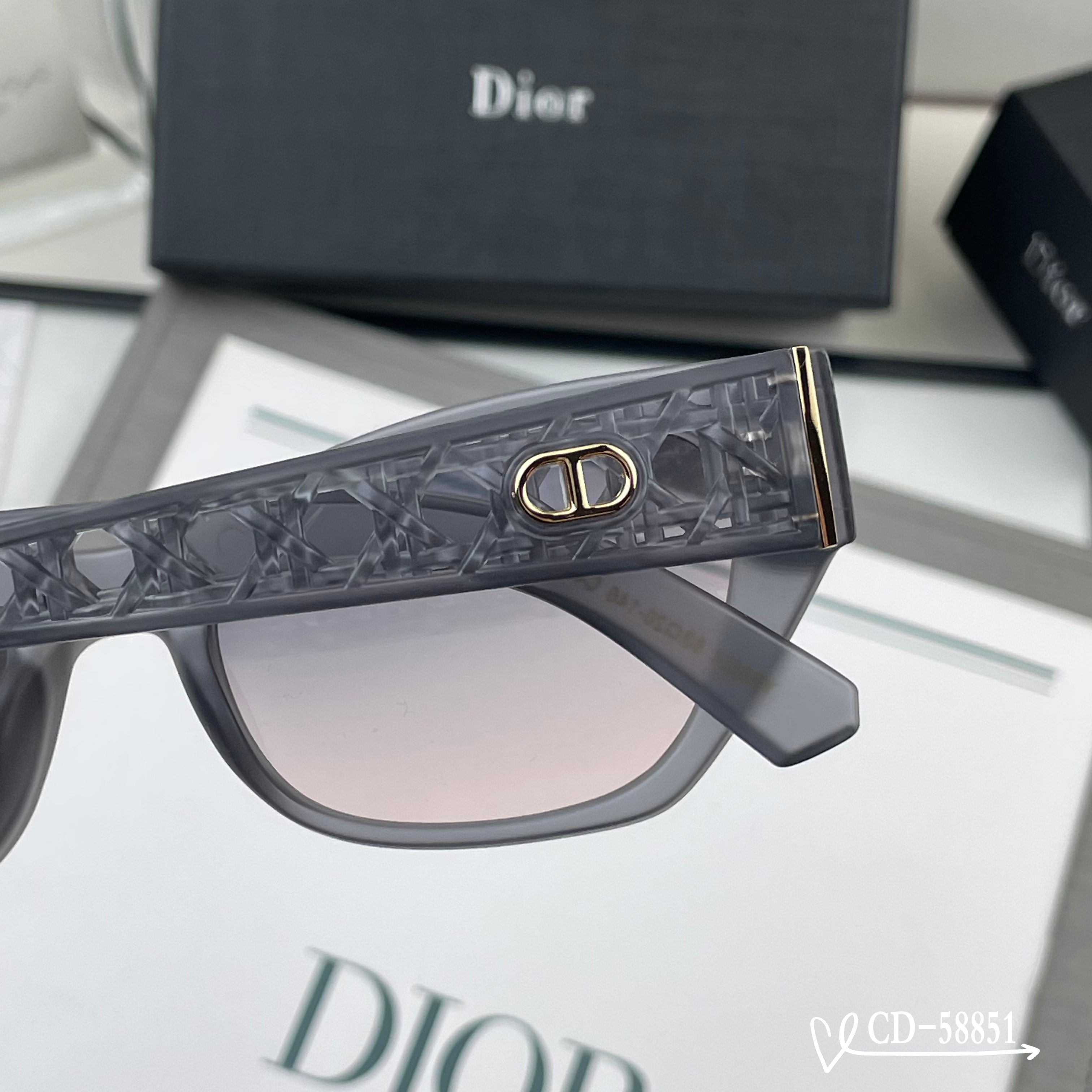 👓.【法国迪奥-DIOR】 🕶️.【宝丽来树脂偏光镜片】 ⭐️.【TR90镜架轻便佩戴舒适】 🌟.【si
