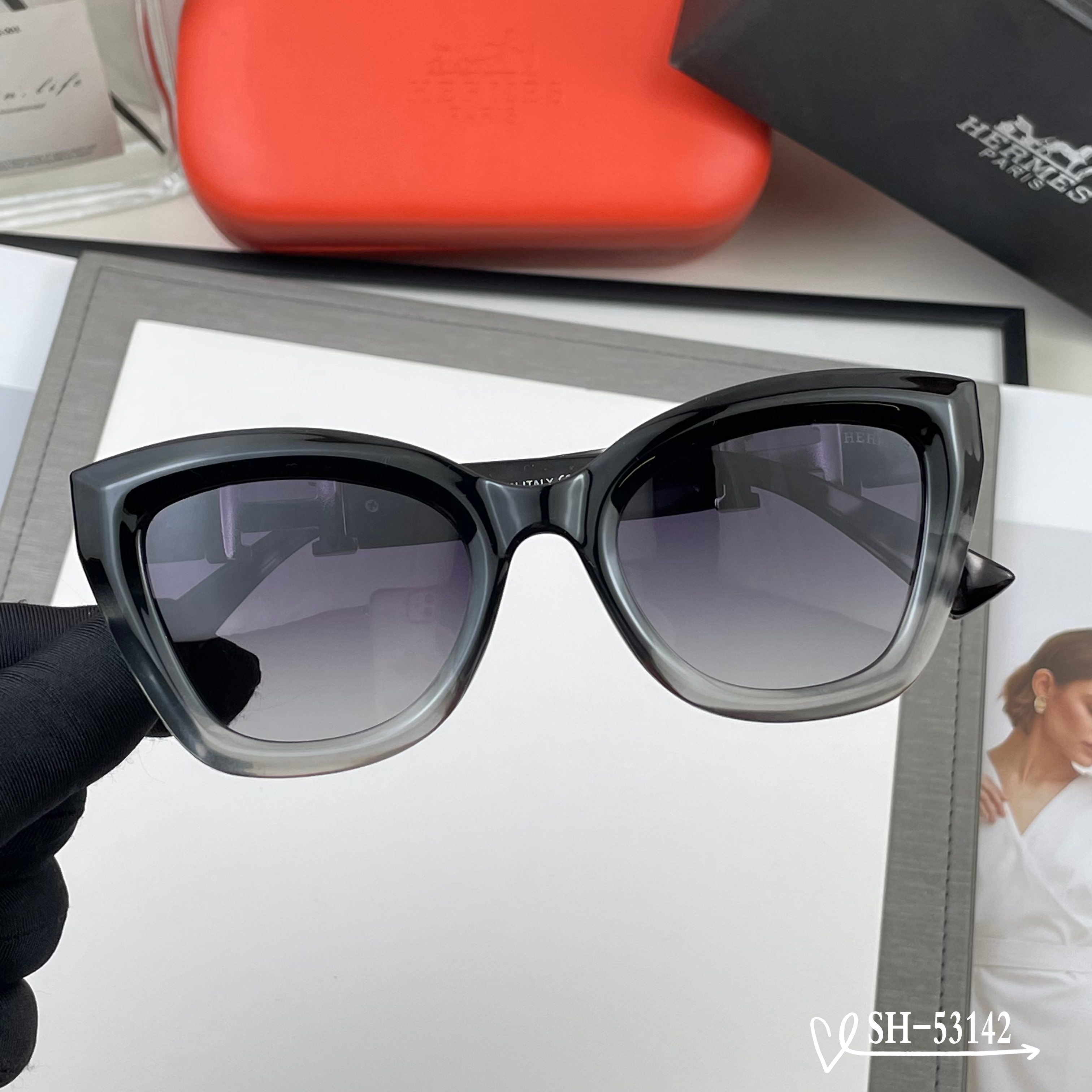 👓.【爱马仕-HERMES】 🕶.【宝丽来树脂偏光镜片】 ⭐️.【TR90镜架轻便佩戴舒适】 🌟.【si
