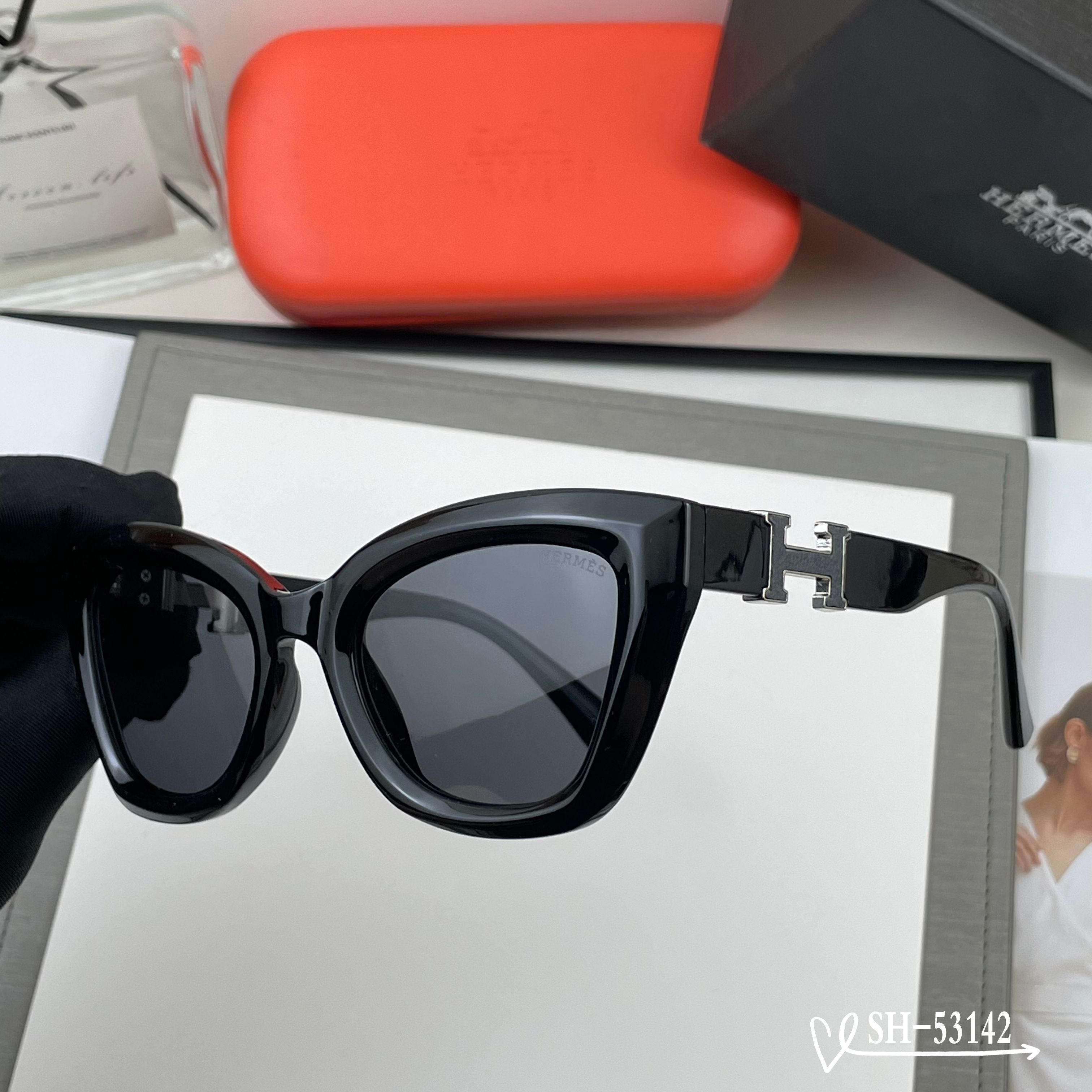 👓.【爱马仕-HERMES】 🕶.【宝丽来树脂偏光镜片】 ⭐️.【TR90镜架轻便佩戴舒适】 🌟.【si