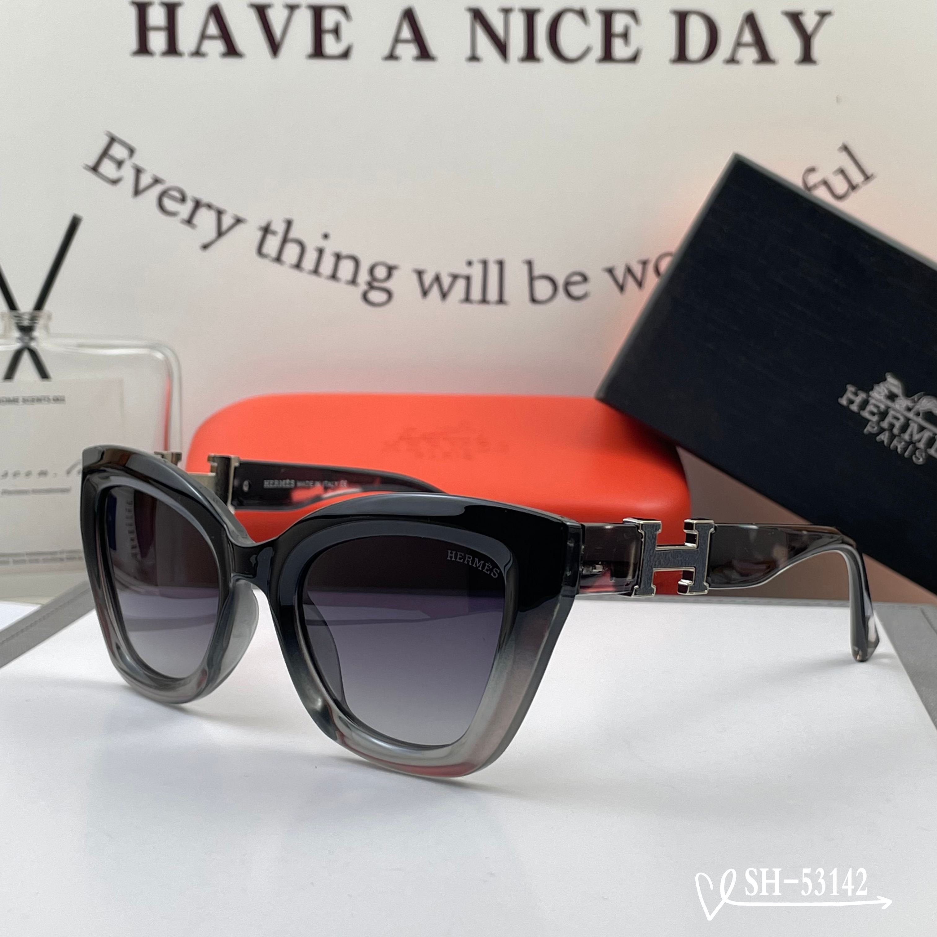 👓.【爱马仕-HERMES】 🕶.【宝丽来树脂偏光镜片】 ⭐️.【TR90镜架轻便佩戴舒适】 🌟.【si