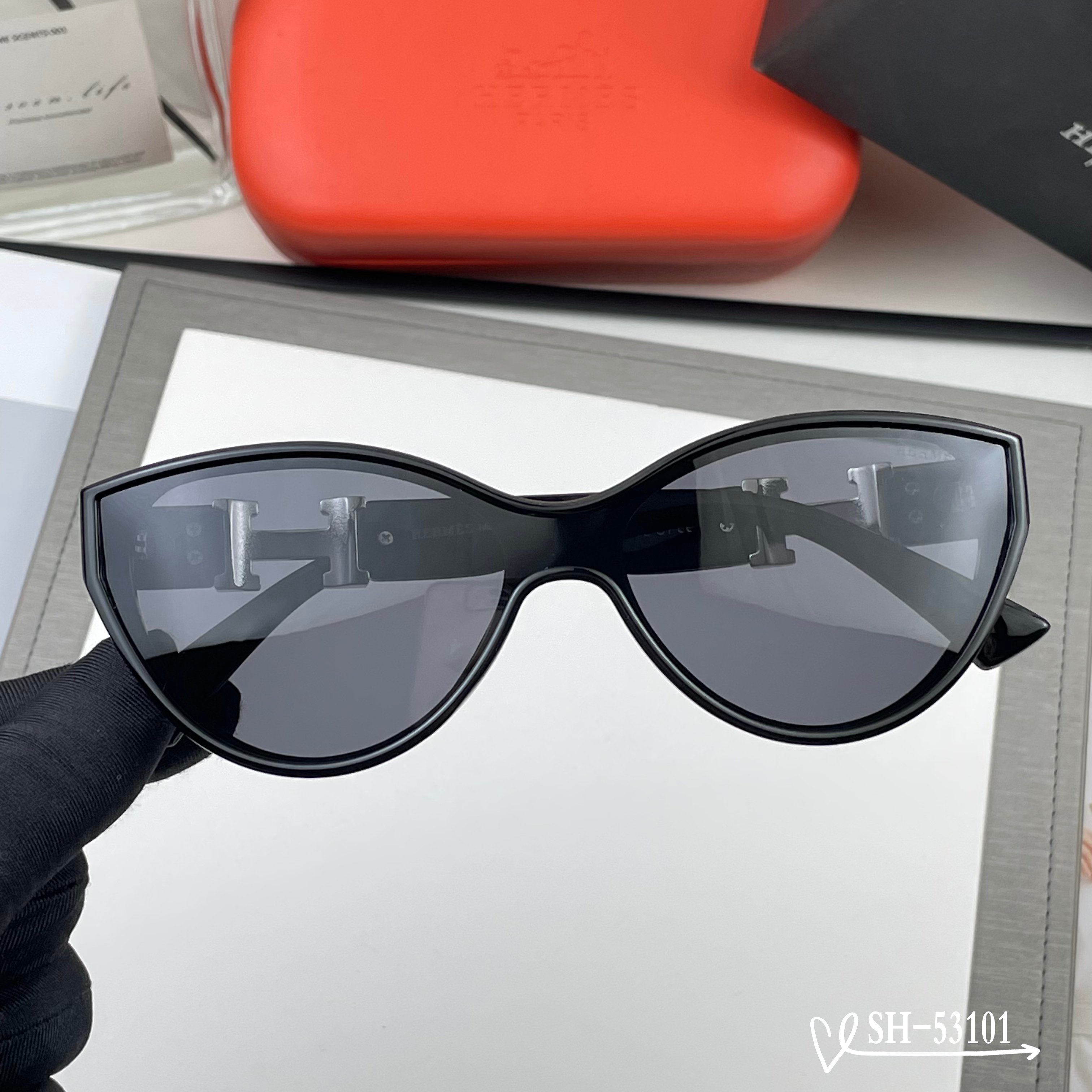 👓.【爱马仕-HERMES】 🕶.【宝丽来树脂偏光镜片】 ⭐️.【TR90镜架轻便佩戴舒适】 🌟.【si