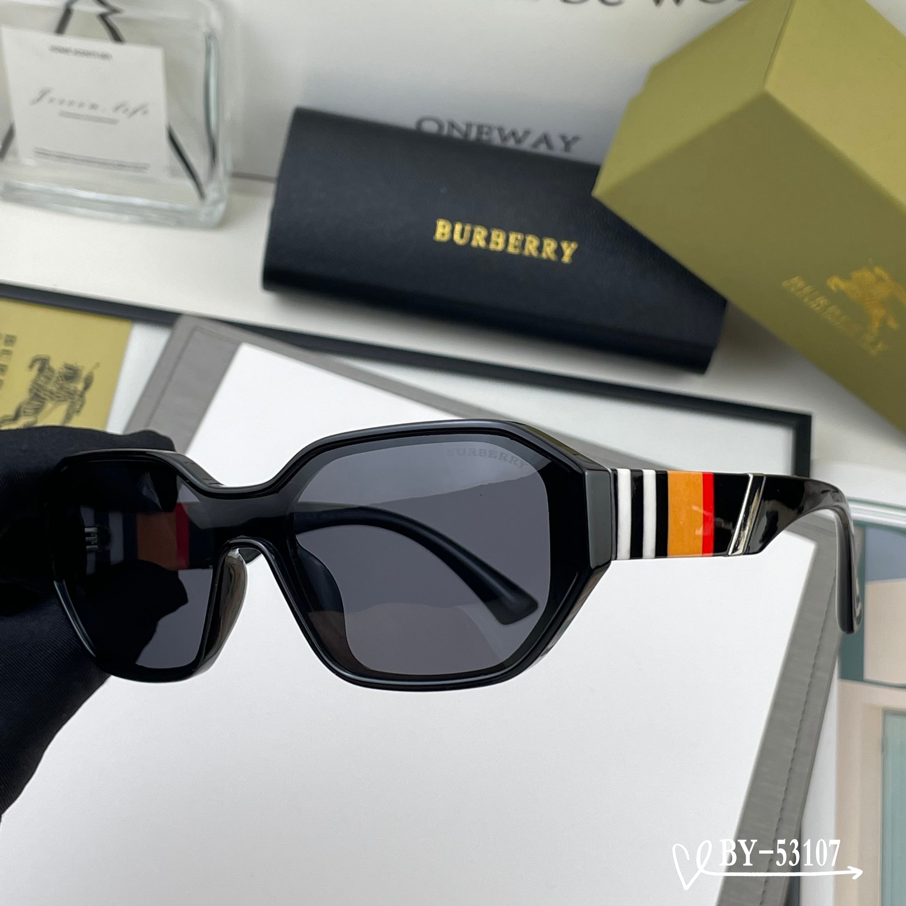 👓.【Burberry-巴宝莉】 🕶.【宝丽来树脂偏光镜片】 ⭐️ .【TR镜架轻便佩戴舒适】 🌟 .【