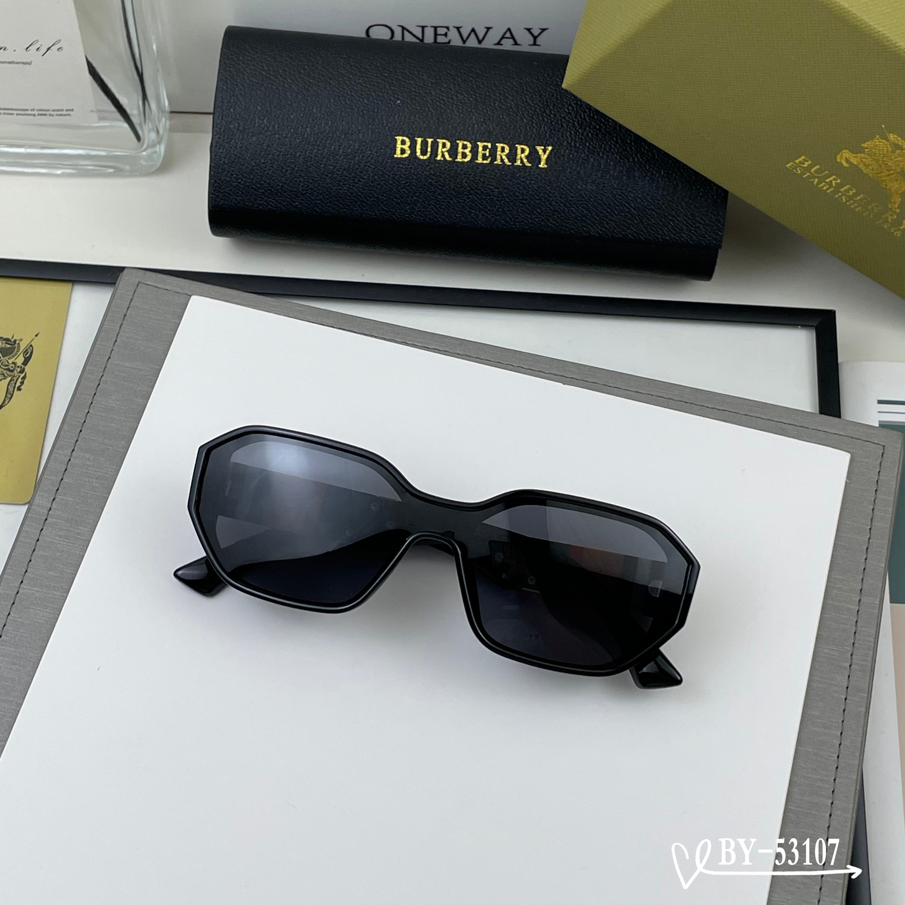 👓.【Burberry-巴宝莉】 🕶.【宝丽来树脂偏光镜片】 ⭐️ .【TR镜架轻便佩戴舒适】 🌟 .【