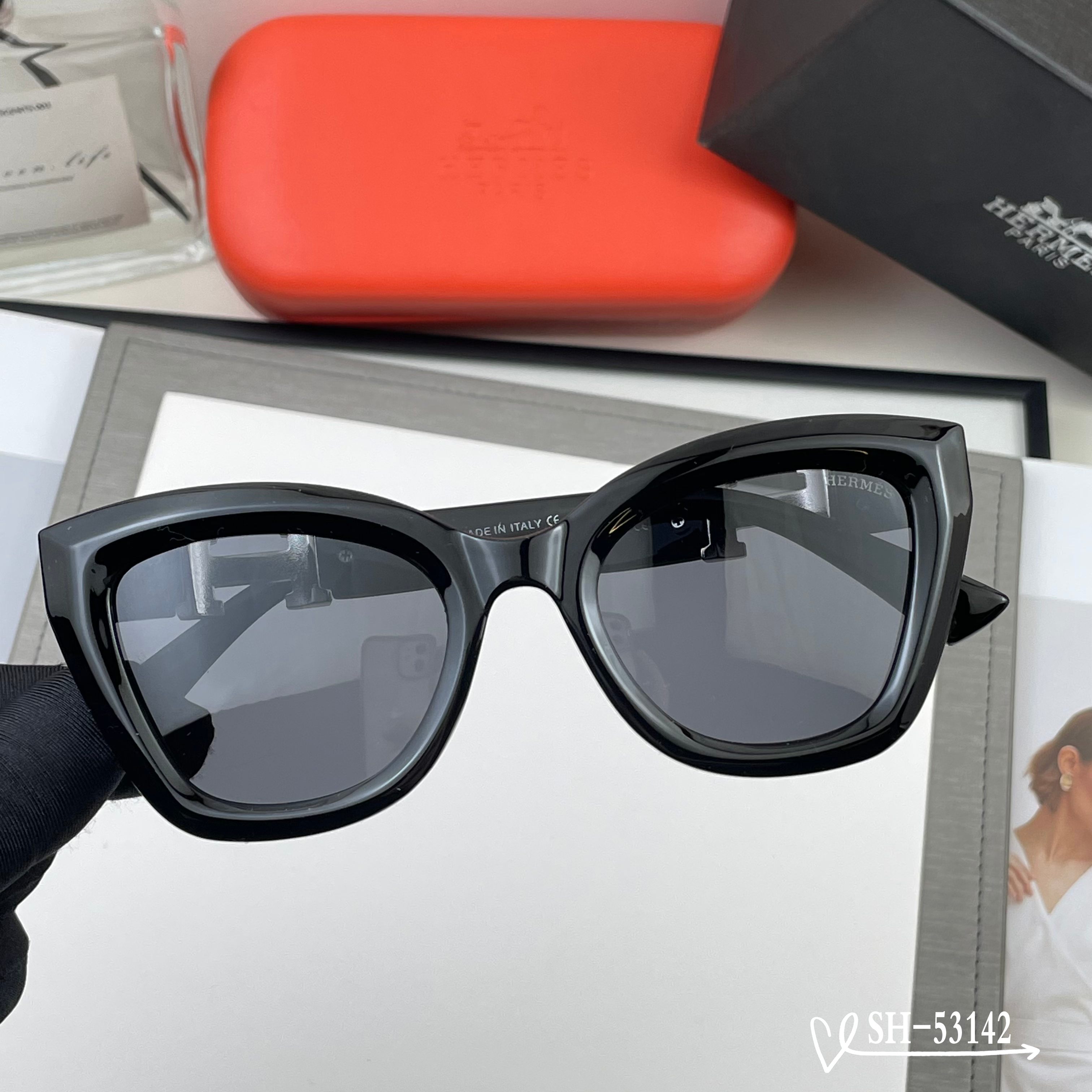 👓.【爱马仕-HERMES】 🕶.【宝丽来树脂偏光镜片】 ⭐️.【TR90镜架轻便佩戴舒适】 🌟.【si
