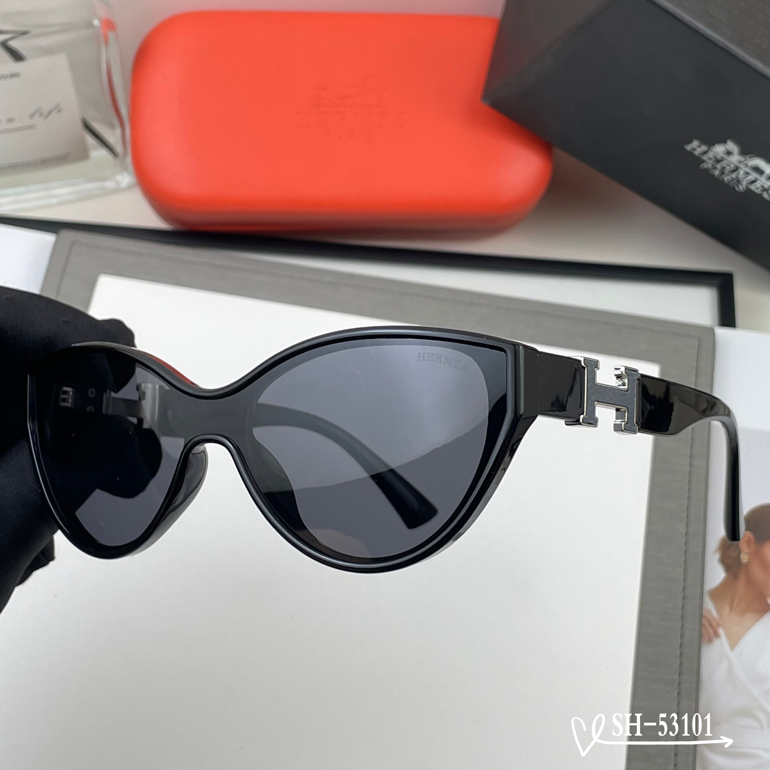 👓.【爱马仕-HERMES】 🕶.【宝丽来树脂偏光镜片】 ⭐️.【TR90镜架轻便佩戴舒适】 🌟.【si