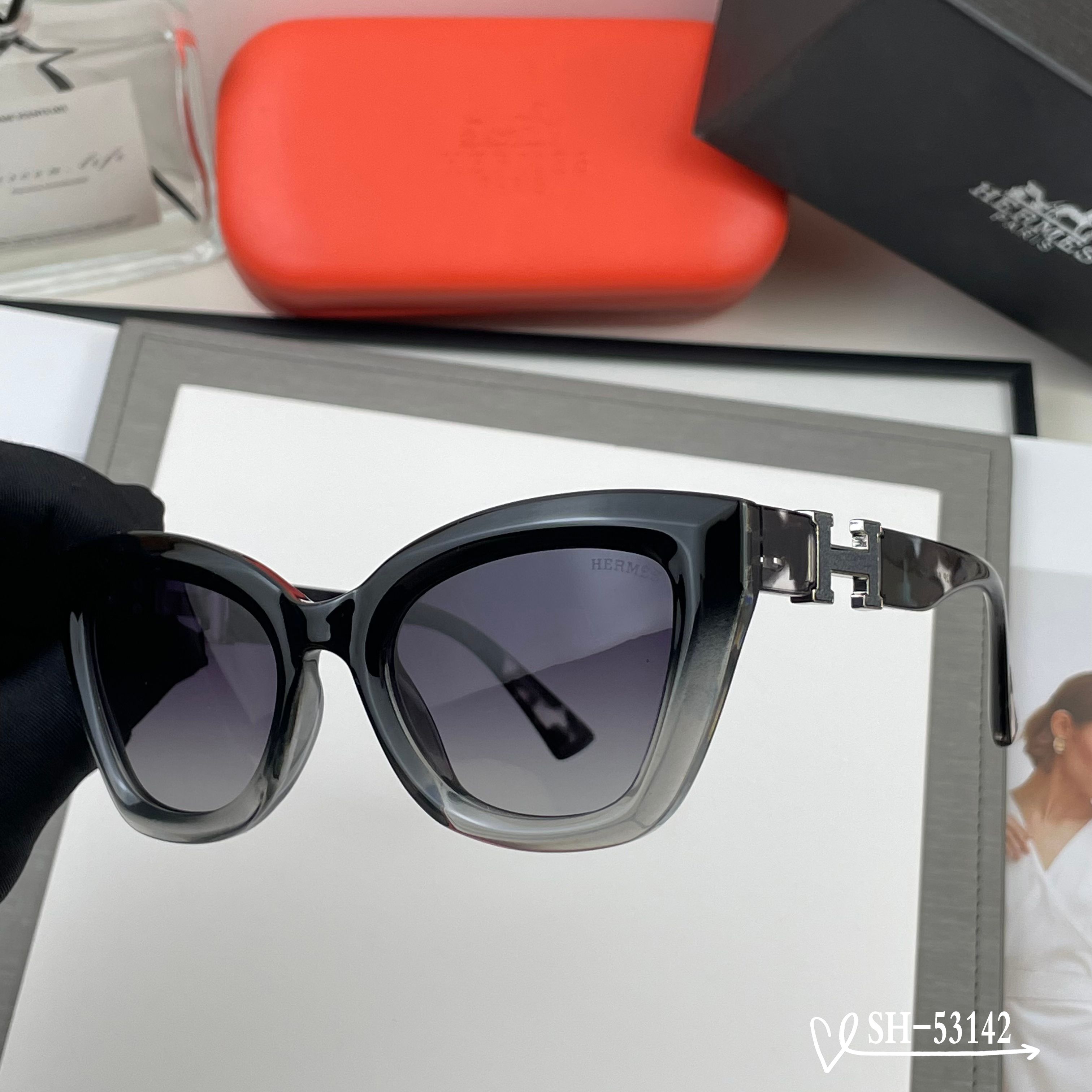 👓.【爱马仕-HERMES】 🕶.【宝丽来树脂偏光镜片】 ⭐️.【TR90镜架轻便佩戴舒适】 🌟.【si