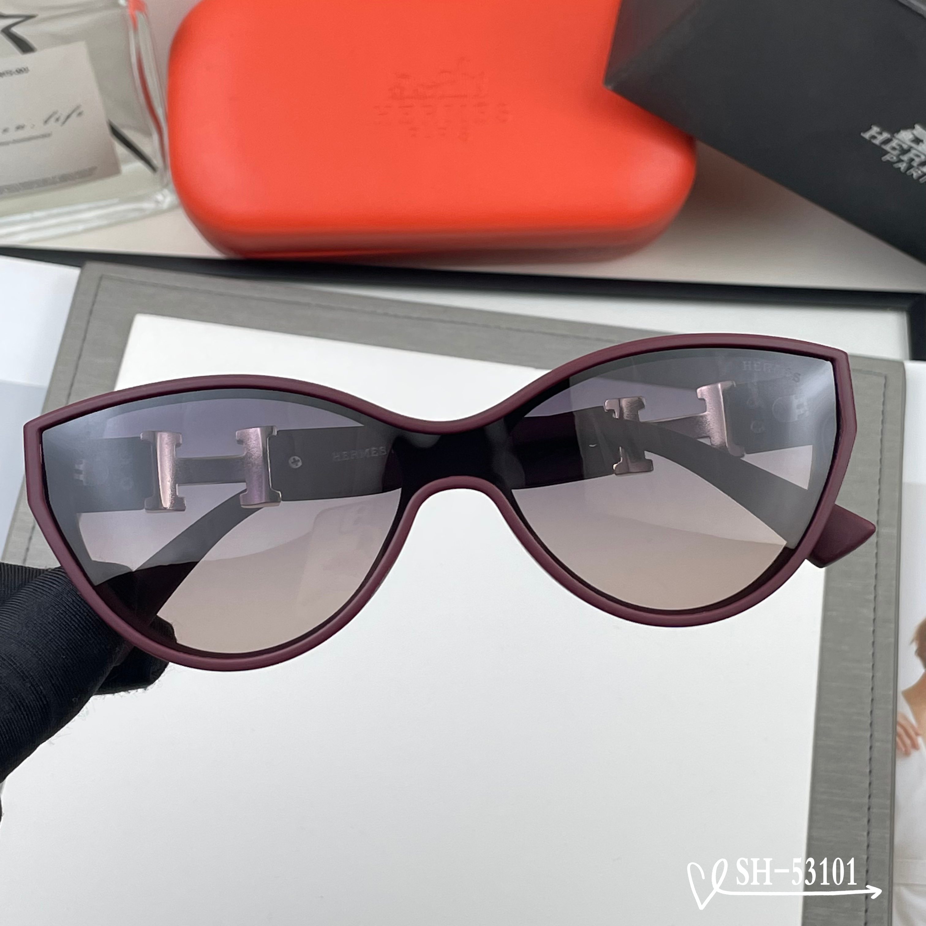 👓.【爱马仕-HERMES】 🕶.【宝丽来树脂偏光镜片】 ⭐️.【TR90镜架轻便佩戴舒适】 🌟.【si