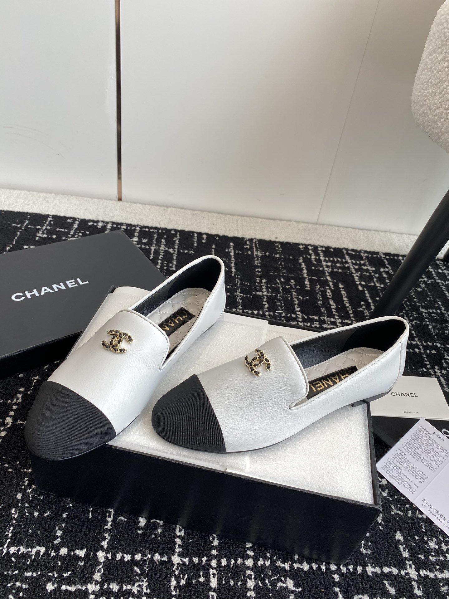 Chanel23c新品双C乐福鞋就很有当代的复古那味儿上脚超级显瘦又舒适日常随心搭配裙子裤子都无敌好看！