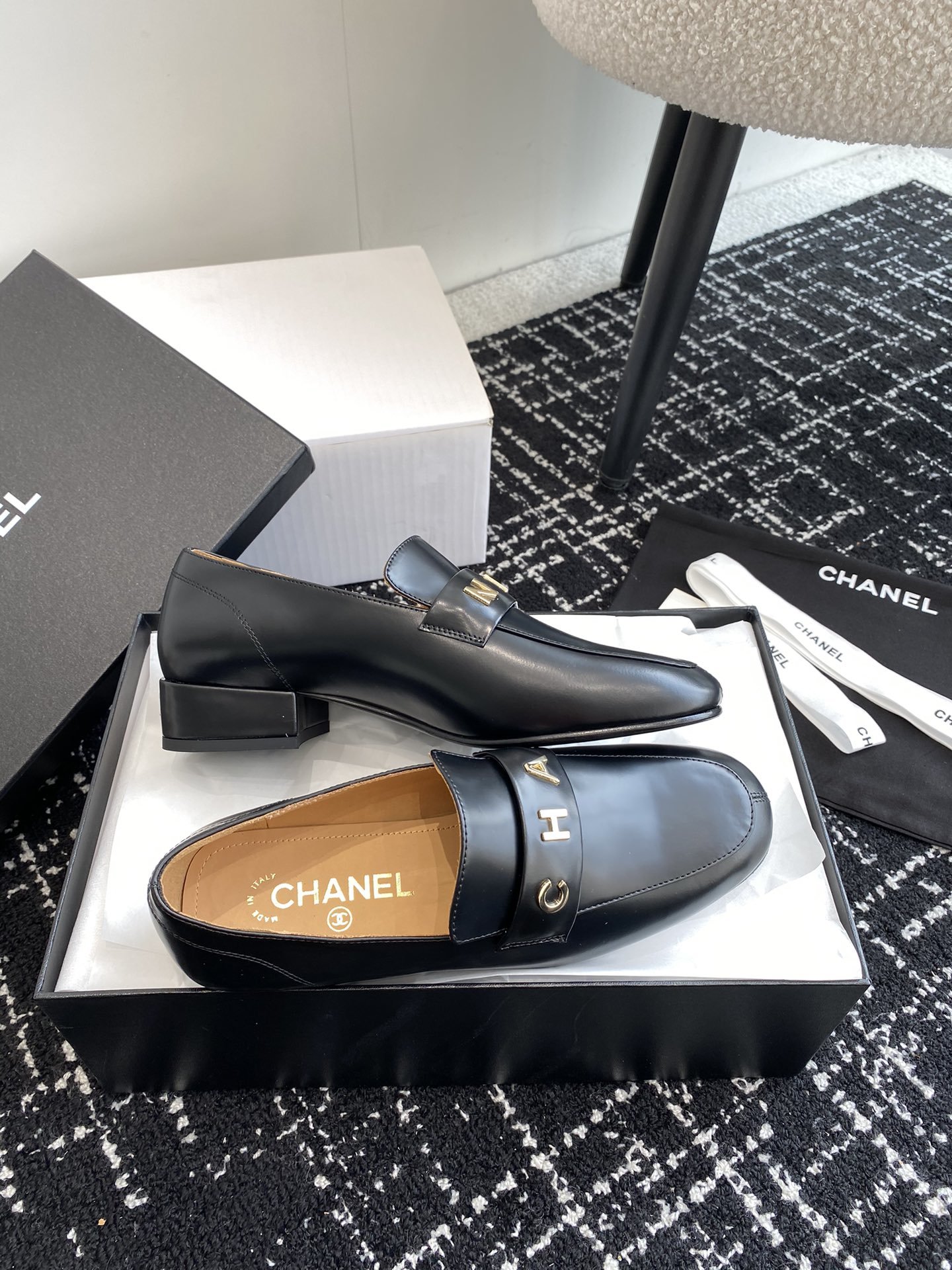 chanelfw23newarrival小香字母乐福鞋新品鸳鸯字母鞋精致好看的鞋跟比较宽2.5cm的高度