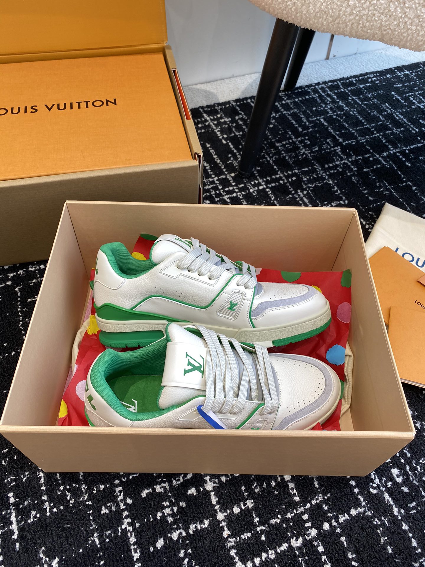 代购级
Louis Vuitton 驴家的爆款！trainer板鞋，每个人都必须入的款，绝不后悔！

超
