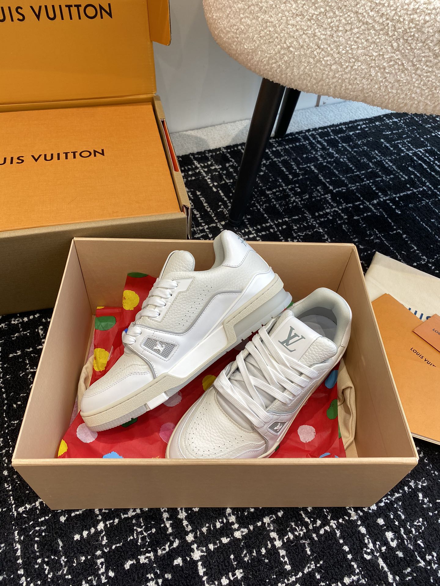 代购级
Louis Vuitton 驴家的爆款！trainer板鞋，每个人都必须入的款，绝不后悔！

超