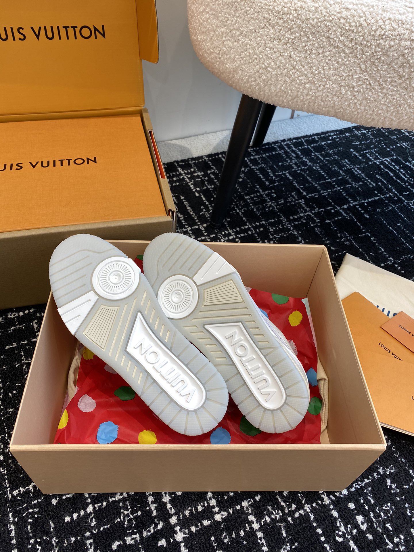 代购级
Louis Vuitton 驴家的爆款！trainer板鞋，每个人都必须入的款，绝不后悔！

超