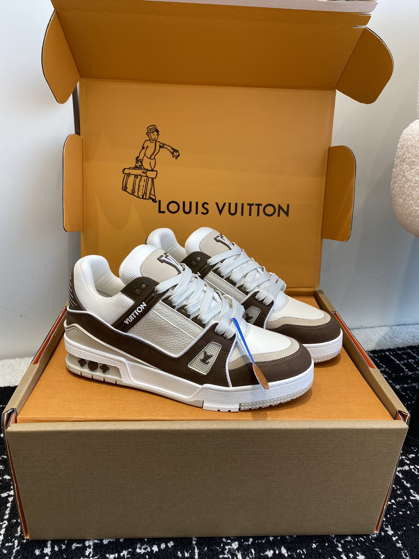 代购级
Louis Vuitton 驴家的爆款！trainer板鞋，每个人都必须入的款，绝不后悔！

超