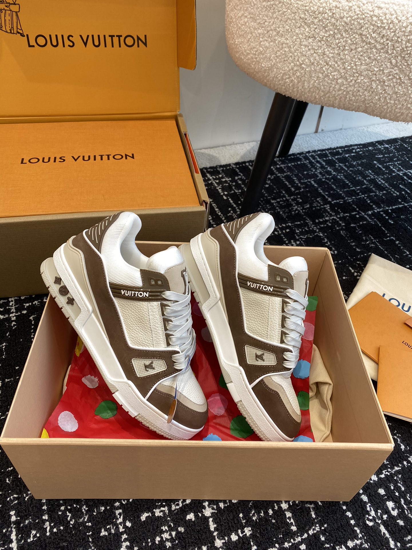 代购级
Louis Vuitton 驴家的爆款！trainer板鞋，每个人都必须入的款，绝不后悔！

超