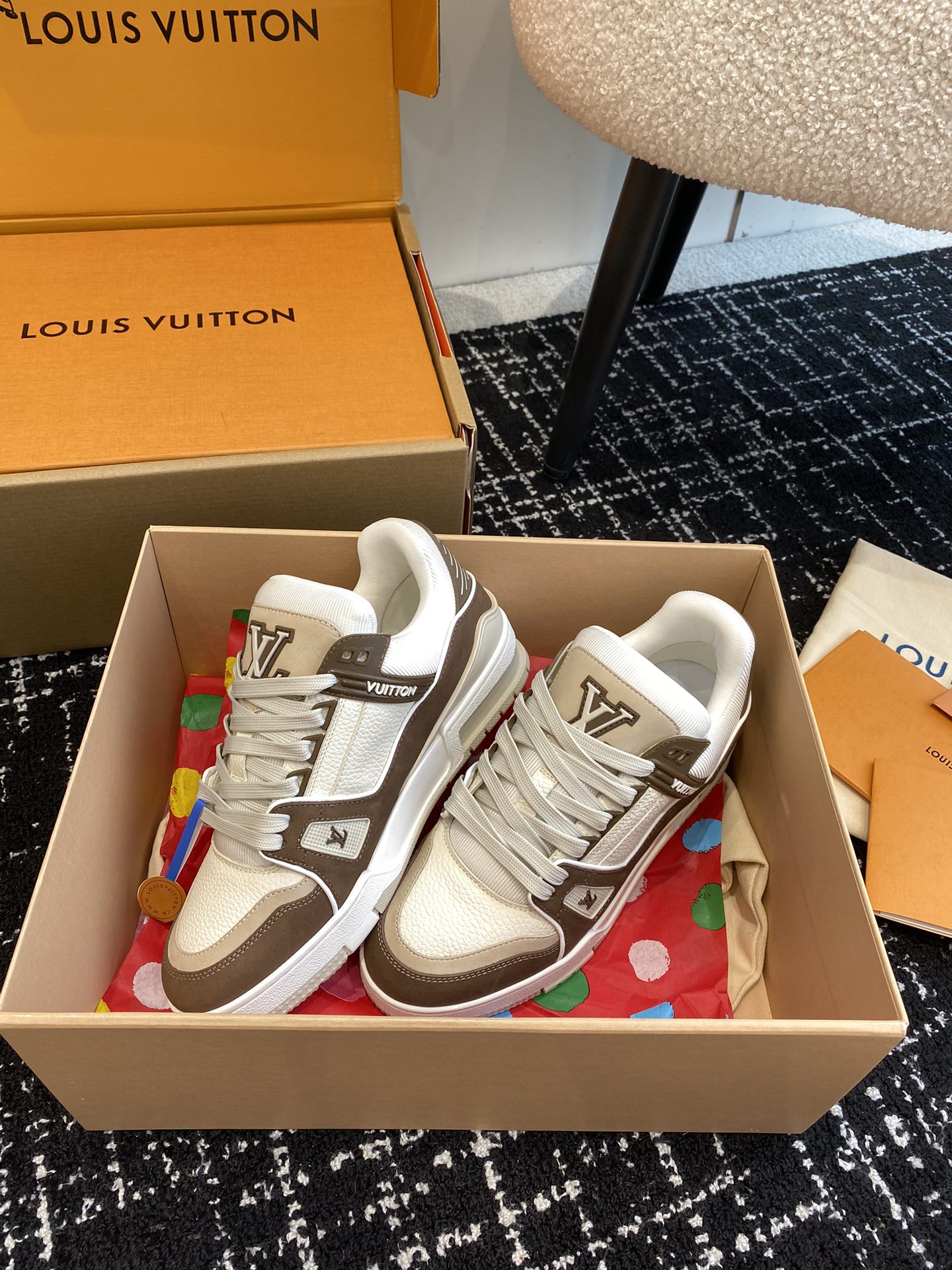 代购级
Louis Vuitton 驴家的爆款！trainer板鞋，每个人都必须入的款，绝不后悔！

超