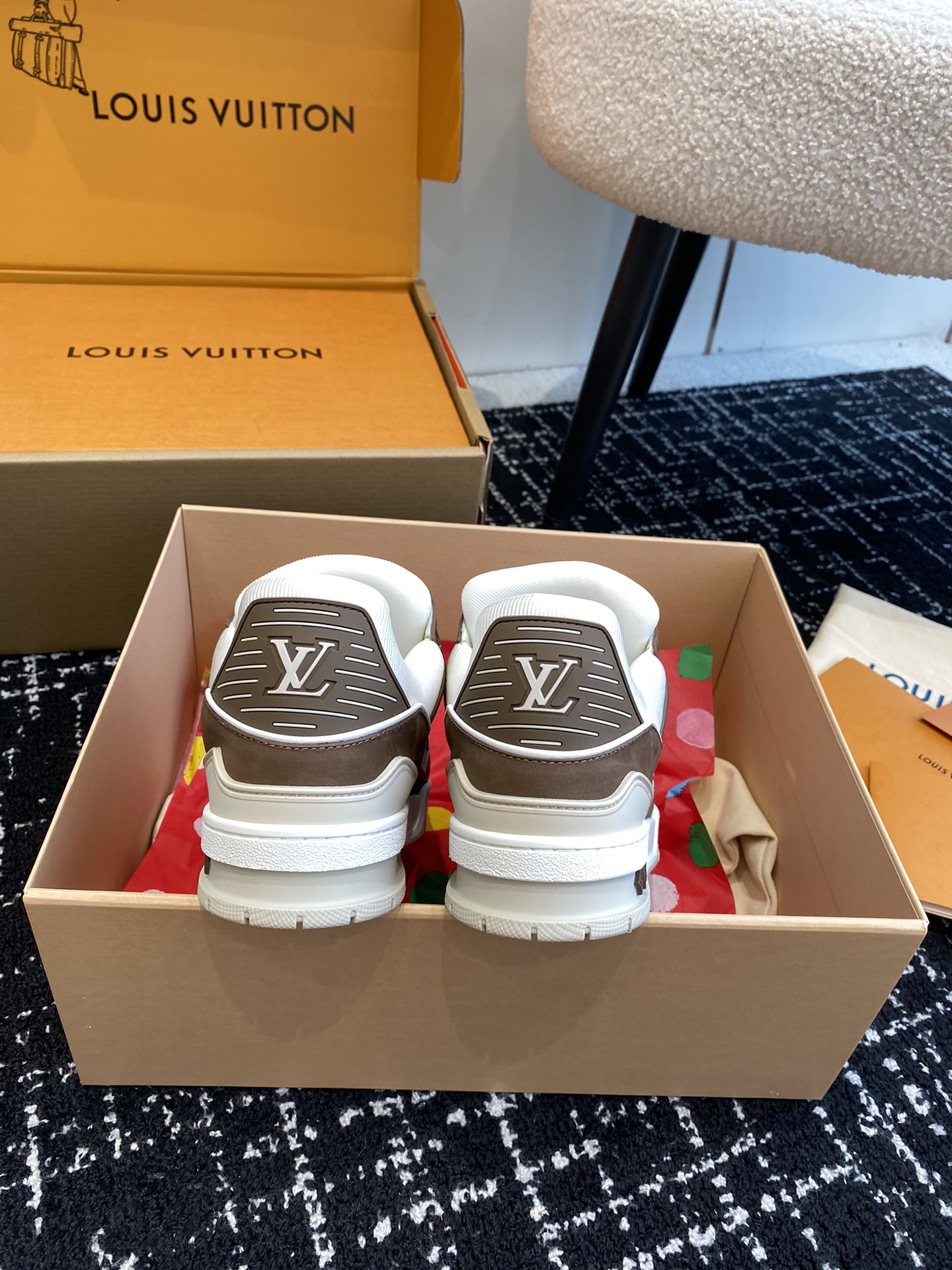 代购级
Louis Vuitton 驴家的爆款！trainer板鞋，每个人都必须入的款，绝不后悔！

超