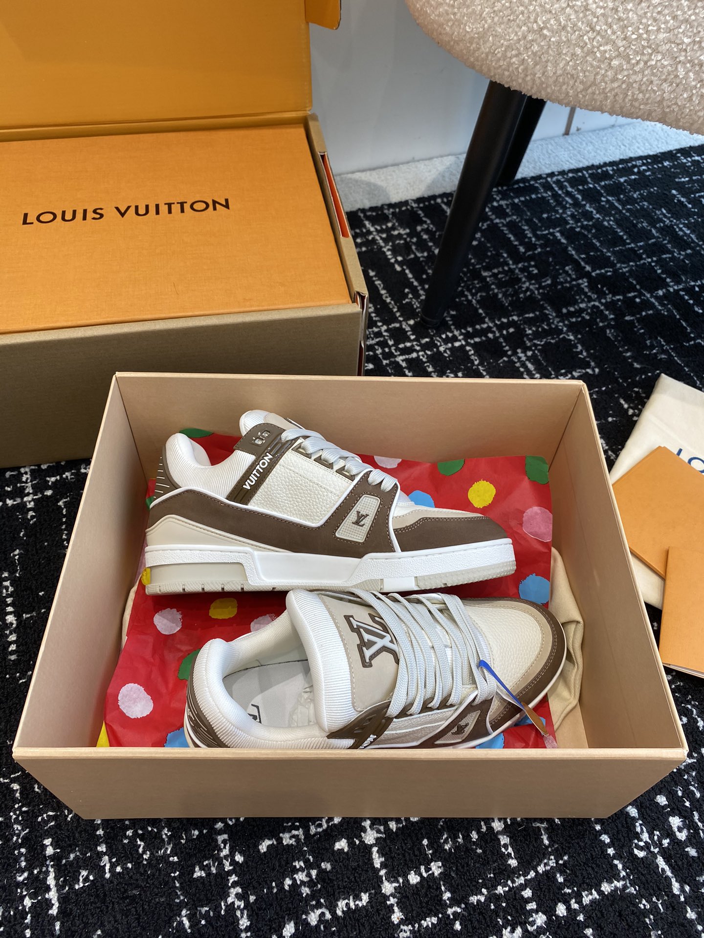 代购级
Louis Vuitton 驴家的爆款！trainer板鞋，每个人都必须入的款，绝不后悔！

超