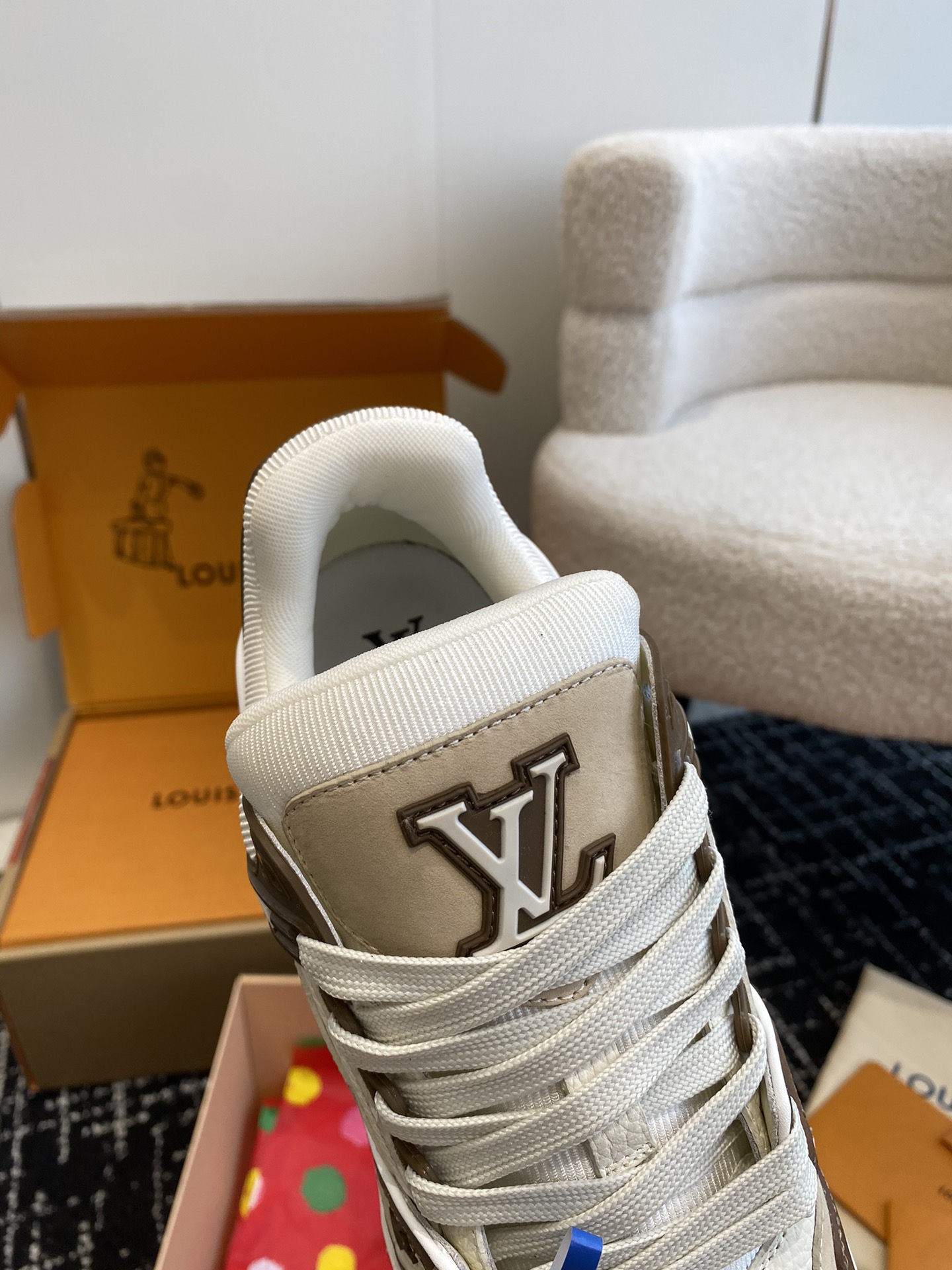 代购级
Louis Vuitton 驴家的爆款！trainer板鞋，每个人都必须入的款，绝不后悔！

超