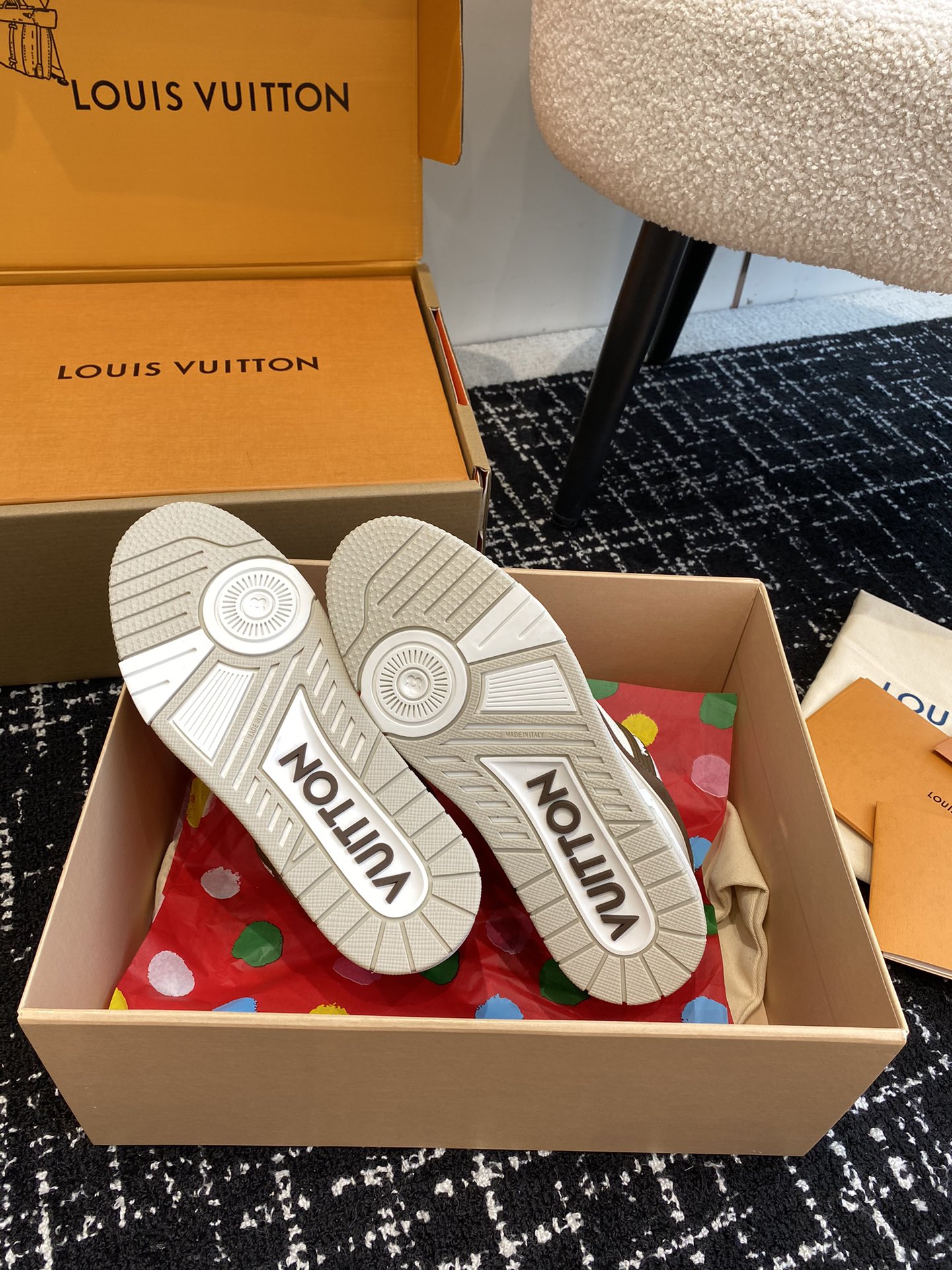 代购级
Louis Vuitton 驴家的爆款！trainer板鞋，每个人都必须入的款，绝不后悔！

超
