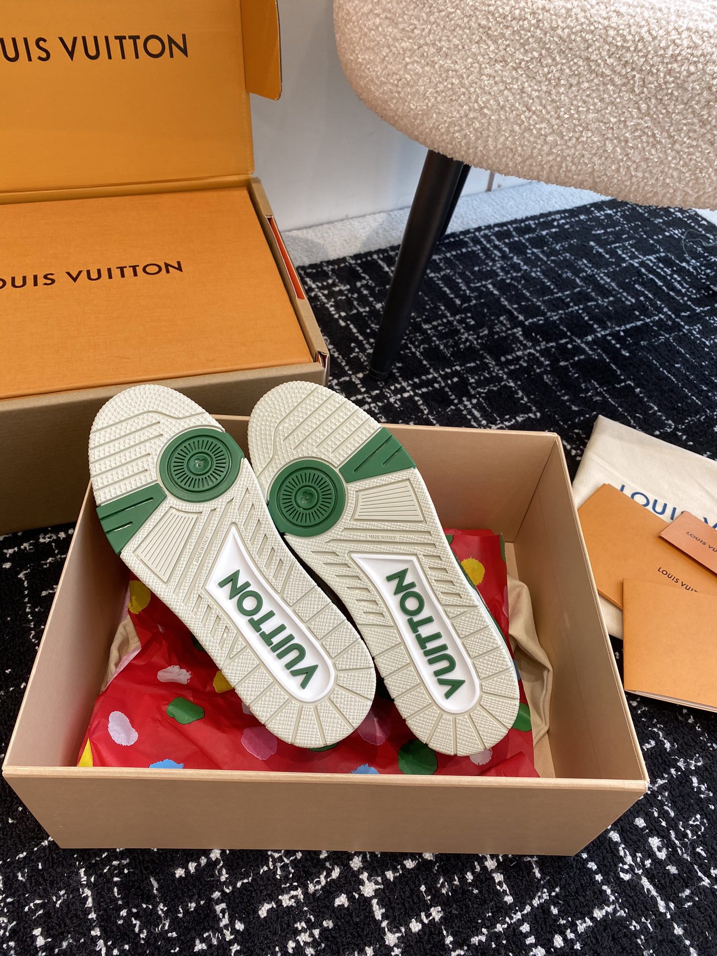 代购级
Louis Vuitton 驴家的爆款！trainer板鞋，每个人都必须入的款，绝不后悔！

超