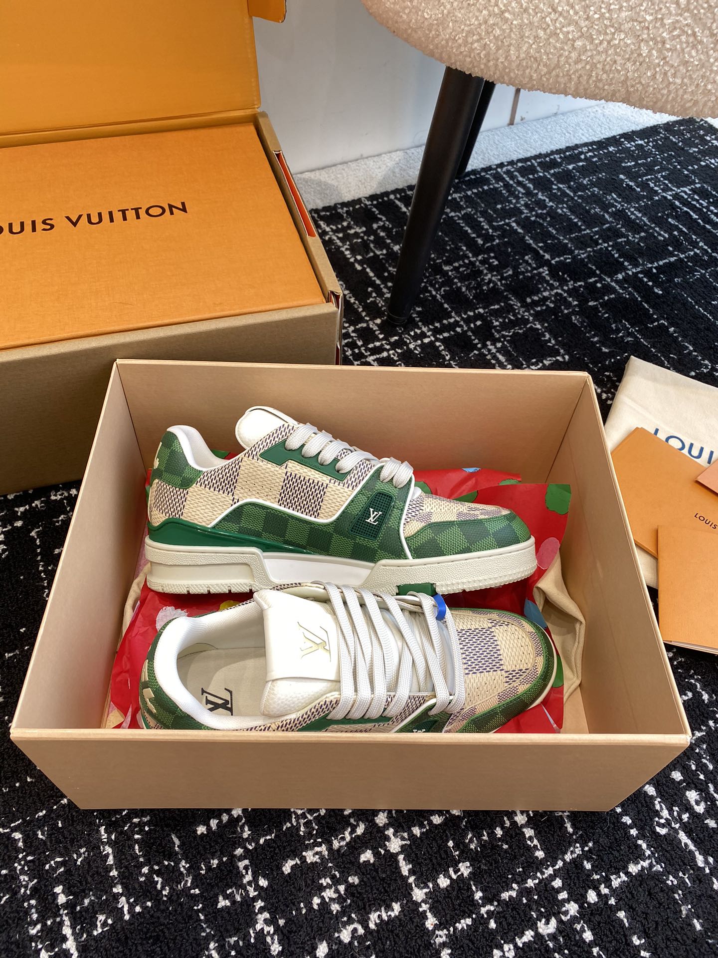 代购级
Louis Vuitton 驴家的爆款！trainer板鞋，每个人都必须入的款，绝不后悔！

超