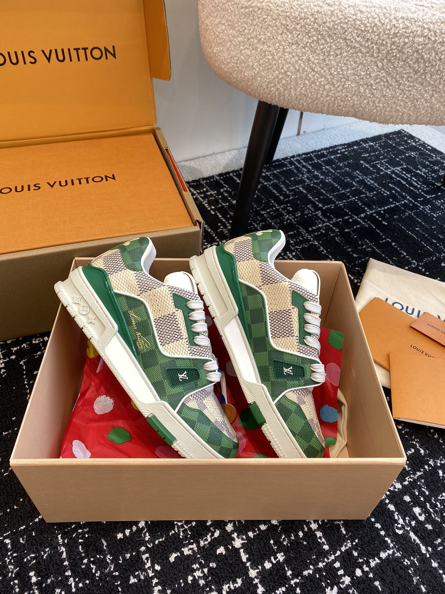 代购级
Louis Vuitton 驴家的爆款！trainer板鞋，每个人都必须入的款，绝不后悔！

超