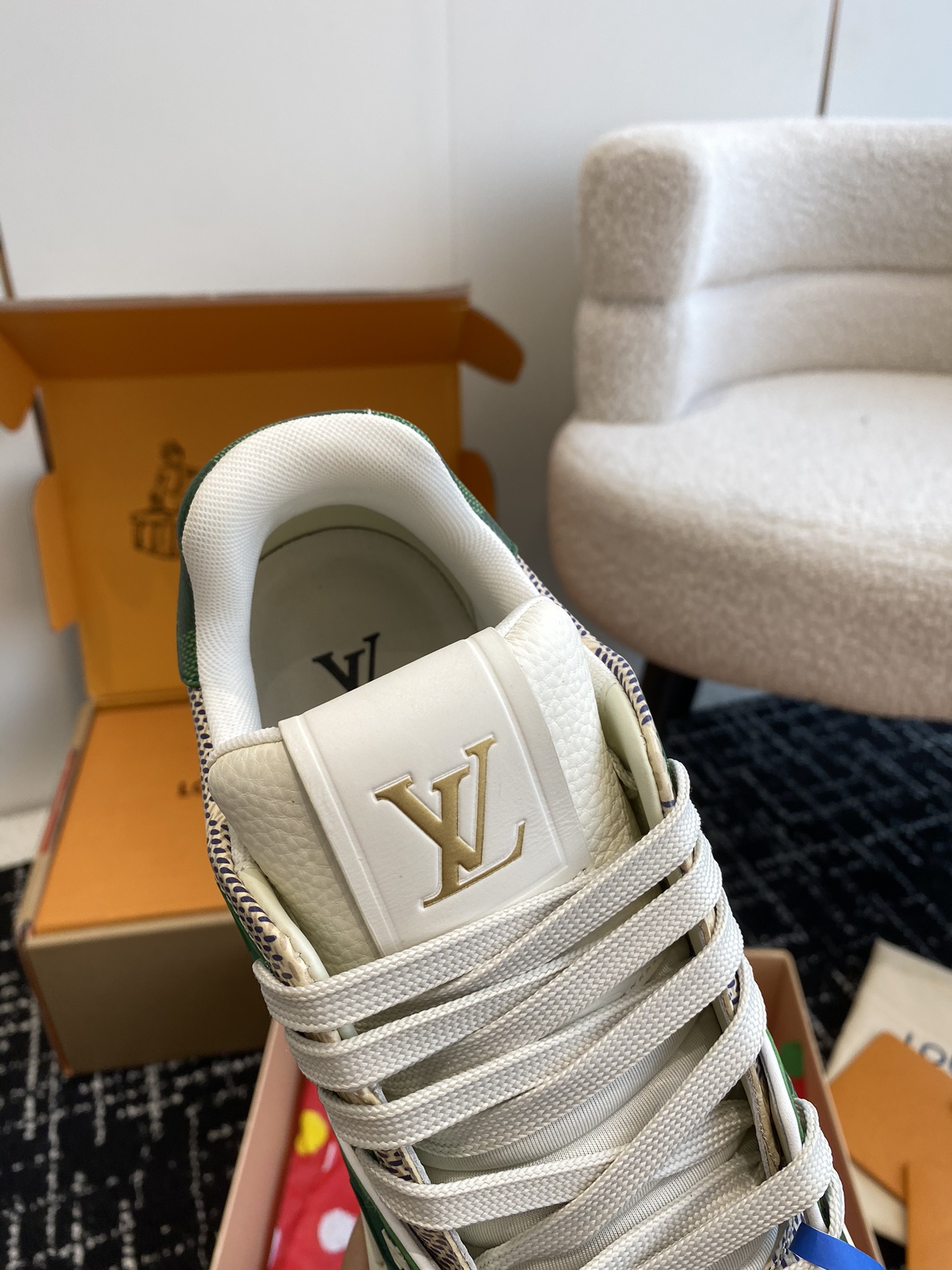 代购级
Louis Vuitton 驴家的爆款！trainer板鞋，每个人都必须入的款，绝不后悔！

超