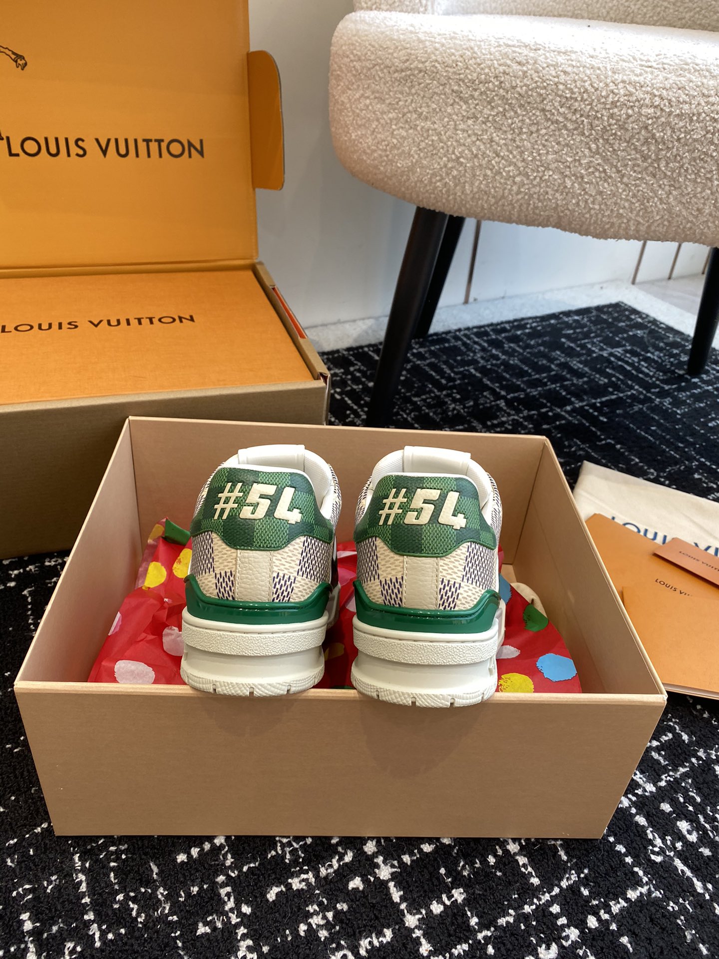 代购级
Louis Vuitton 驴家的爆款！trainer板鞋，每个人都必须入的款，绝不后悔！

超